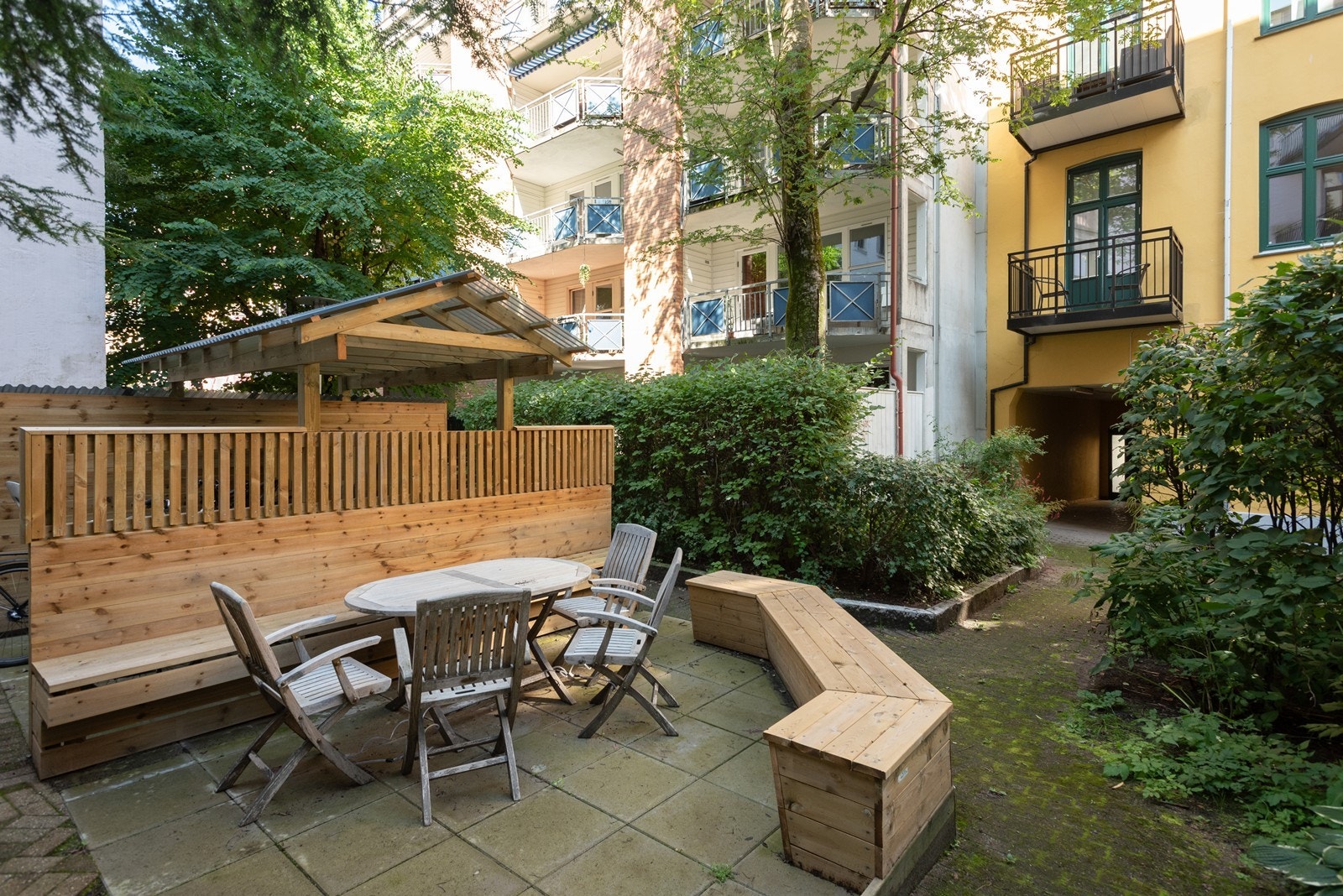 Flott opparbeidet bakgård Galleribilde