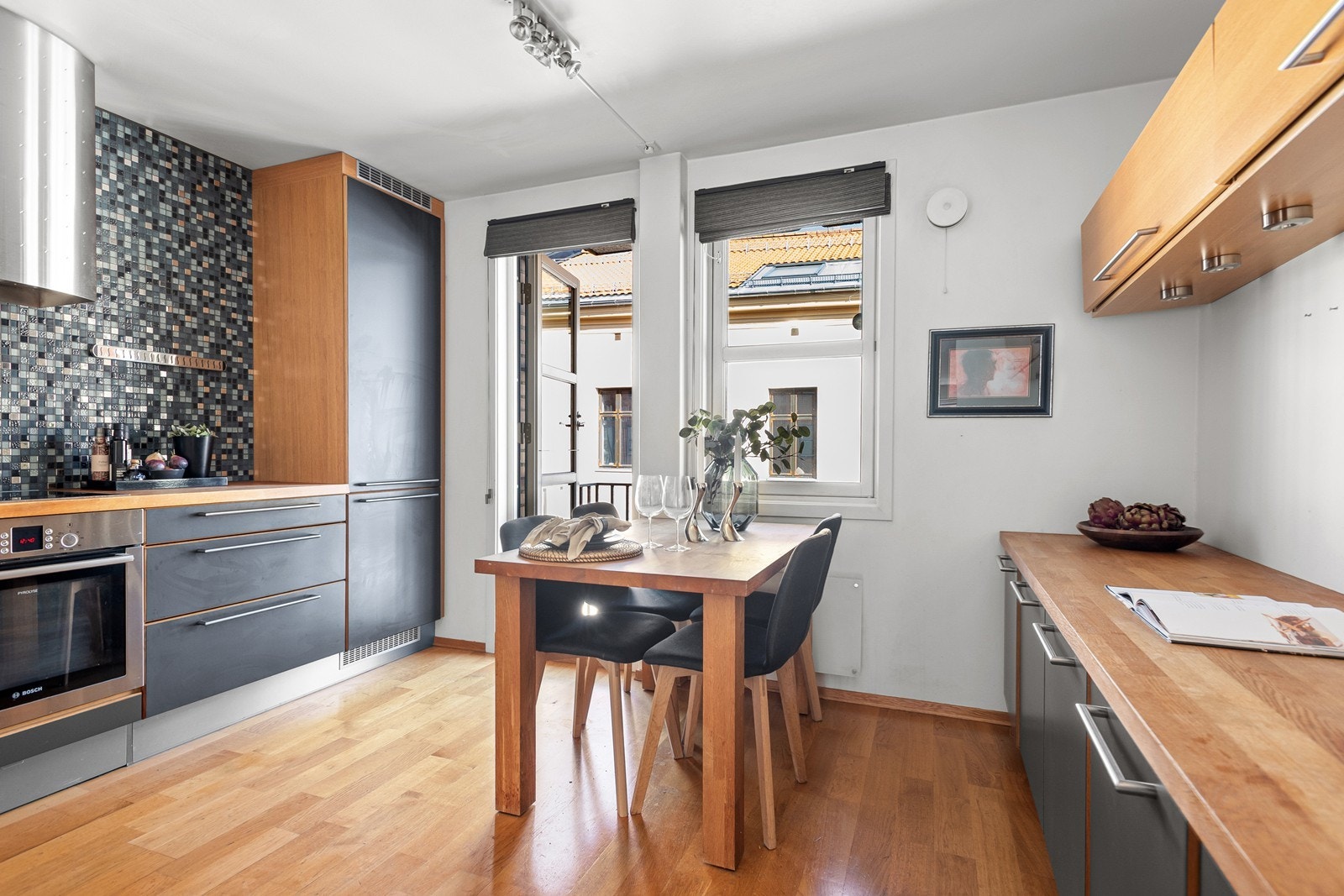 Kjøkken. Plass til spisebord Galleribilde