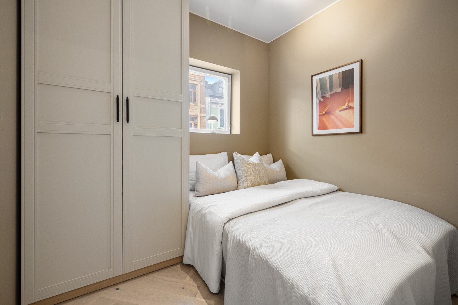 Soverom med plass til dobbeltseng og garderobe. Galleribilde