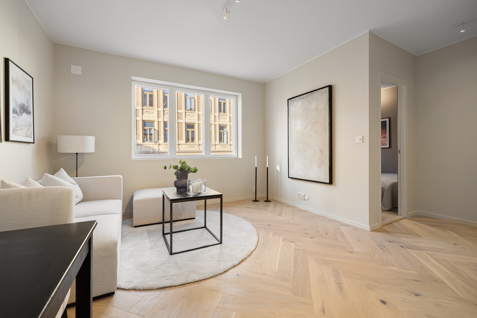 Åpen og sosial løsning med god plass til spisestue og sofagruppe. Galleribilde