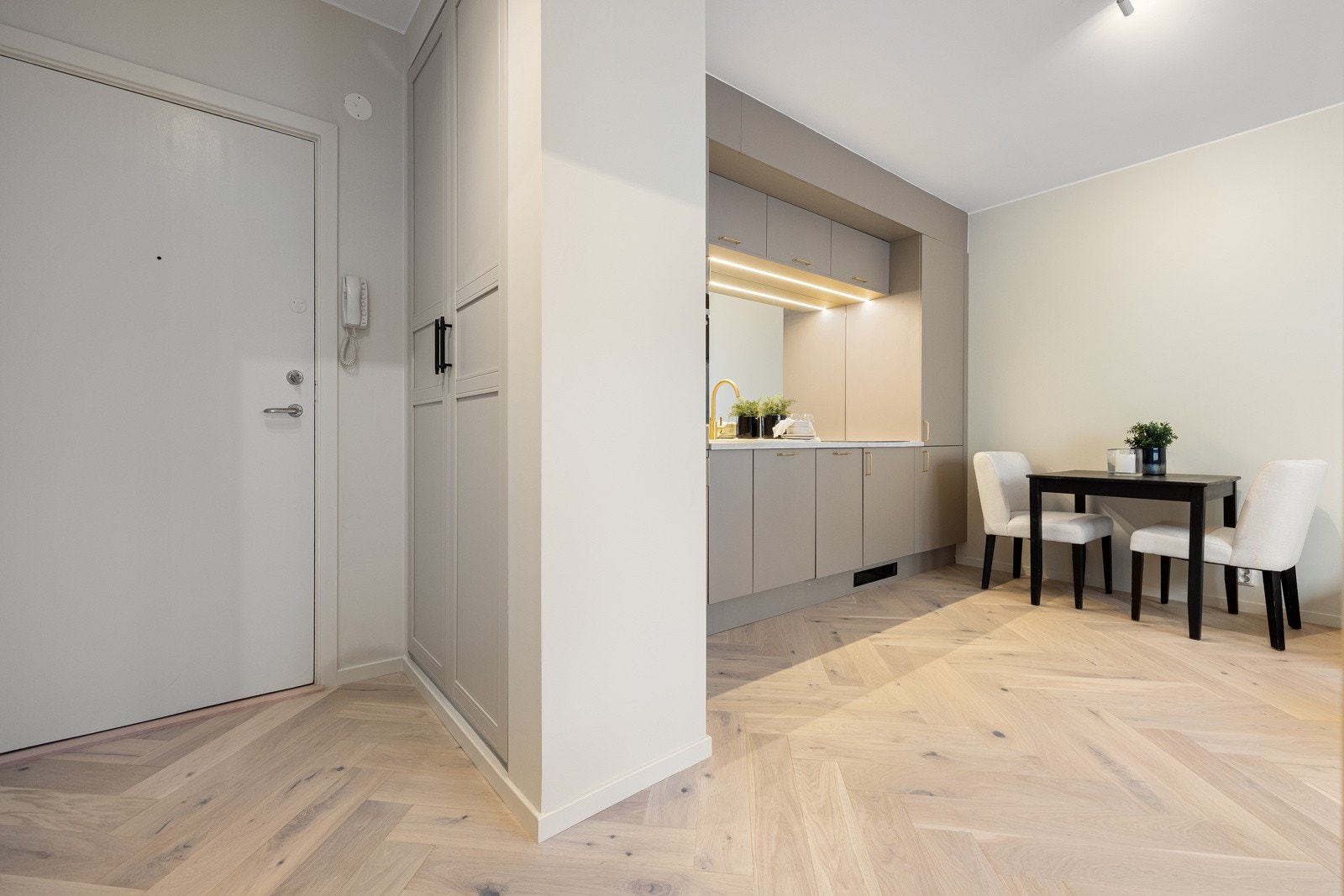 Spesialtilpasset garderobe i entré. Galleribilde