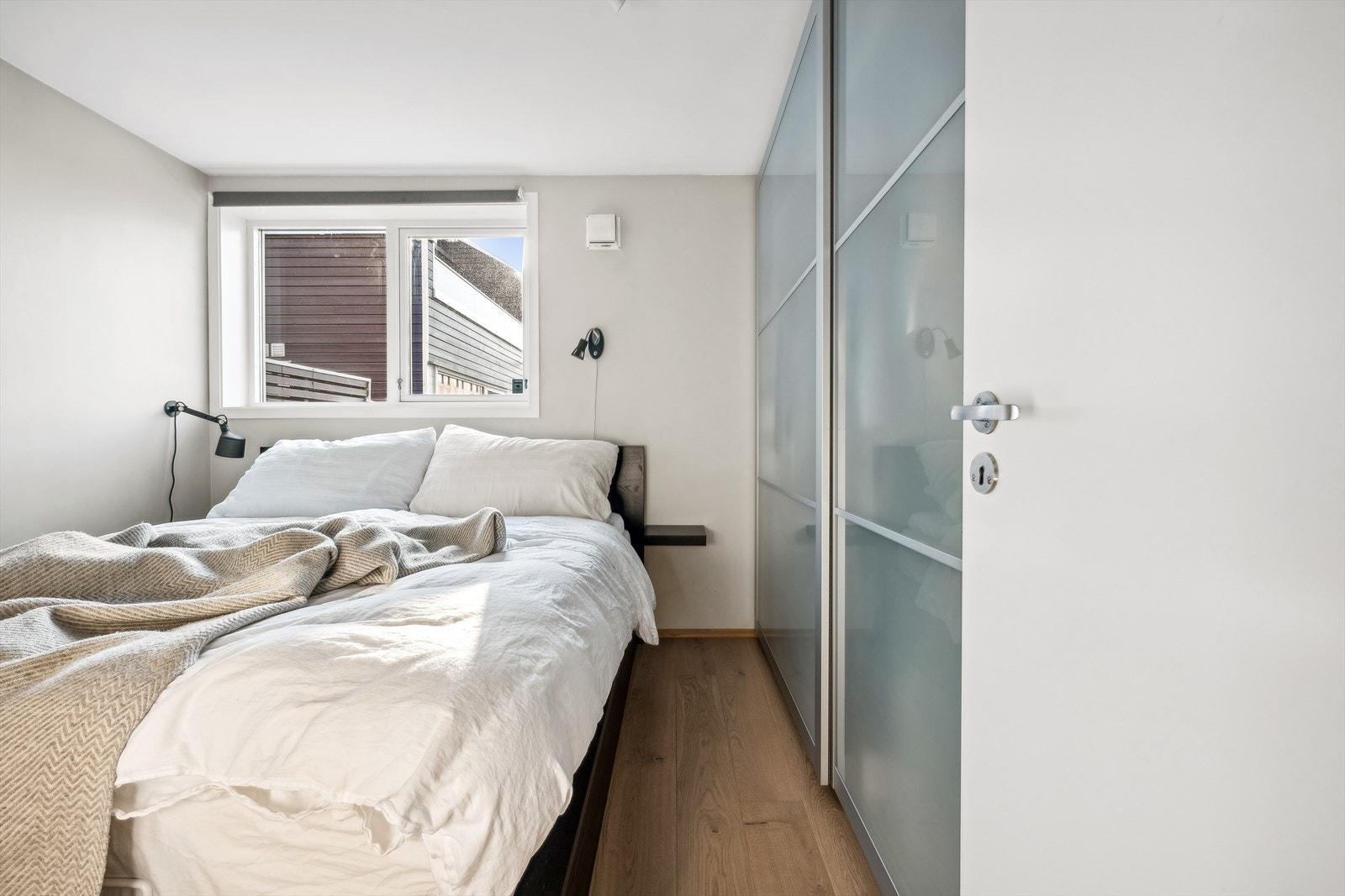 Leiligheten har et romslig soverom med skyvedørsgarderobe. Galleribilde