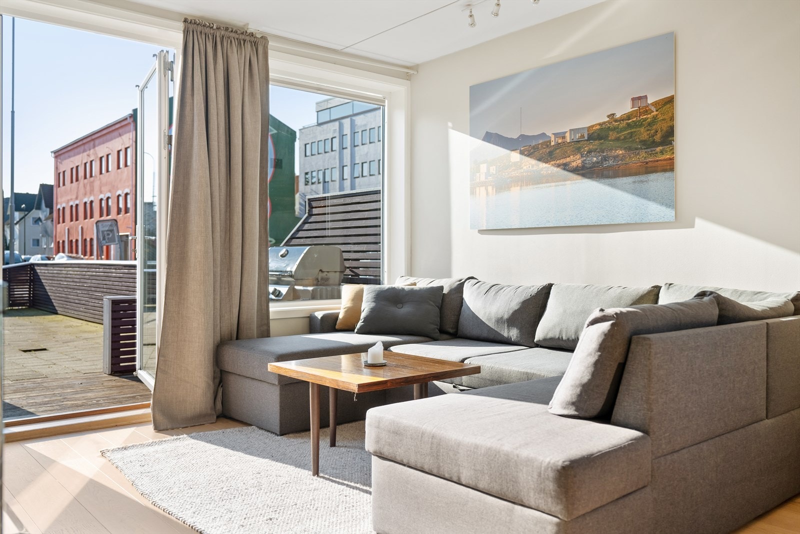 Det er store vindusflater i stuen som slipper inn rikelig med naturlig lys. Galleribilde