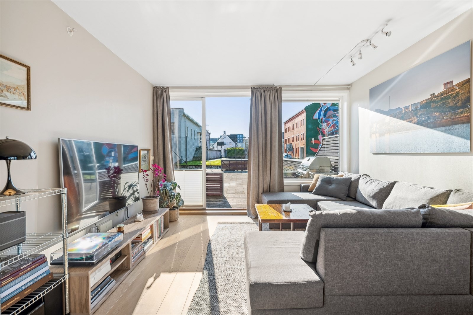 Fra stuen er det utgang til en solrik terrasse. Galleribilde