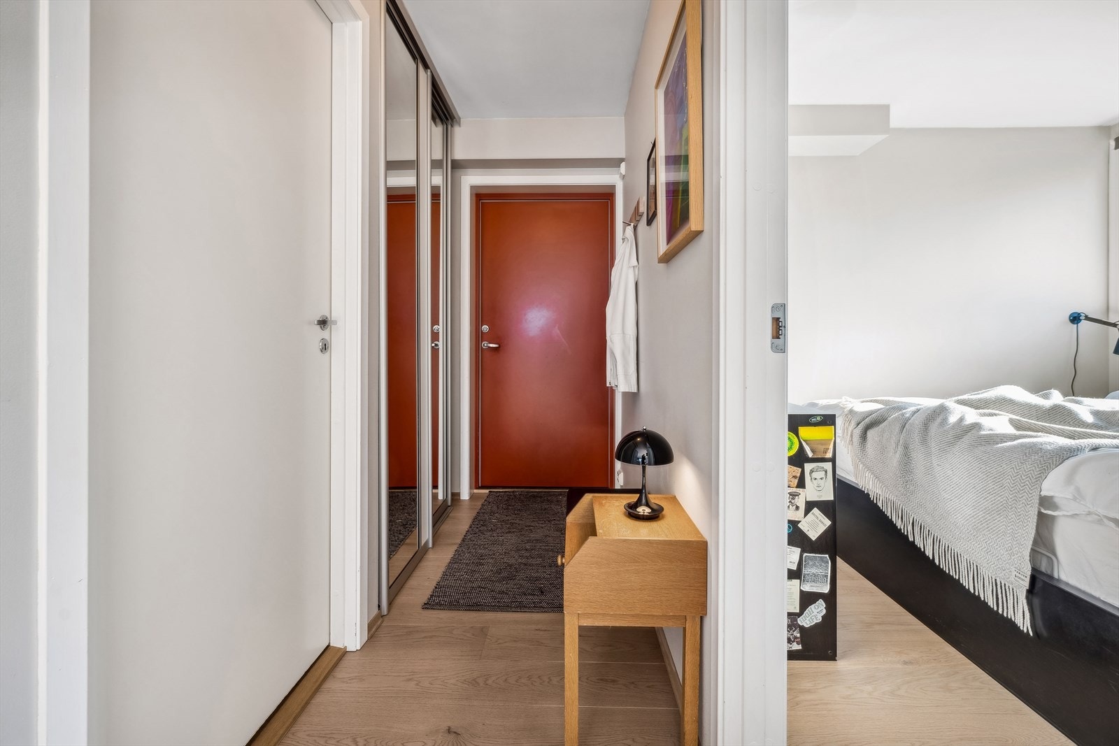 Det er god plass til oppbevaring av yttertøy i garderobeskapet i gangen. Galleribilde