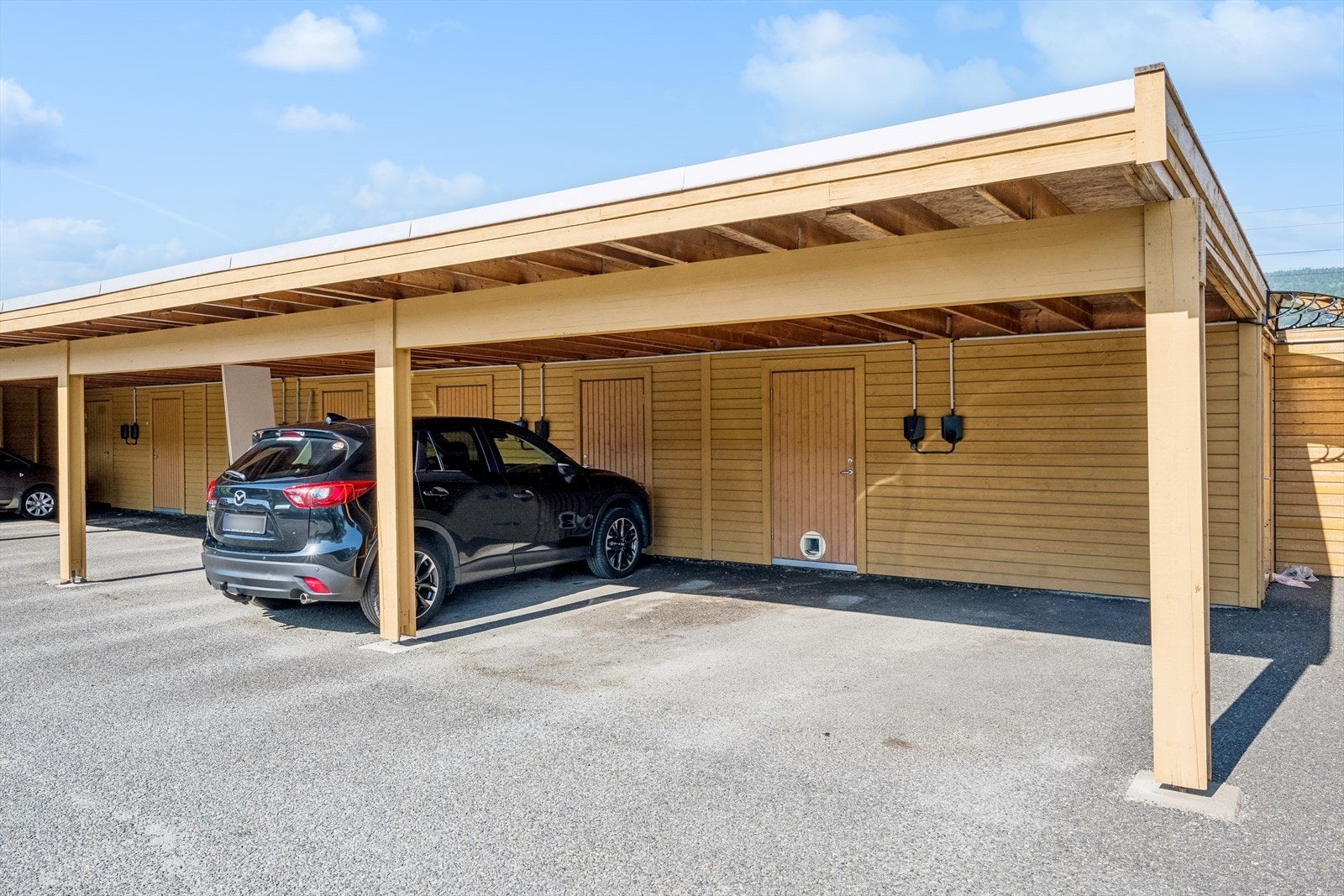 Det medfølger carport til leiligheten med bod i bakkant Galleribilde