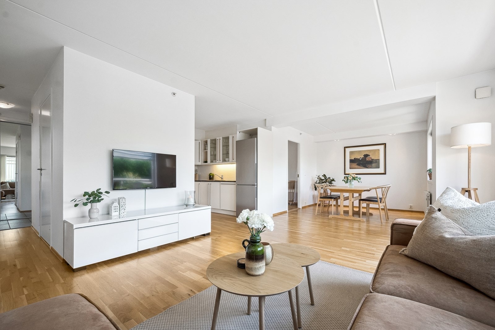 Lys og pen stue med parkett Galleribilde