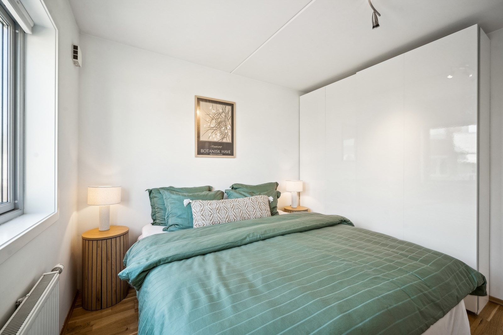 Hovedsoverom med stor skyvedørsgarderobe Galleribilde