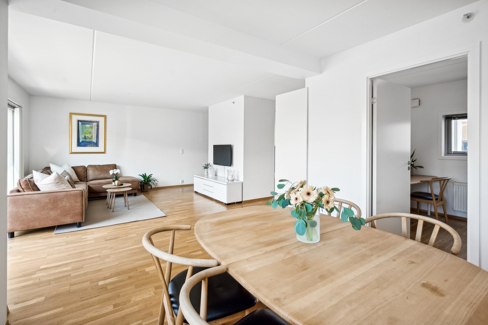 Stue med god plass til sofagruppe og spisebord Galleribilde