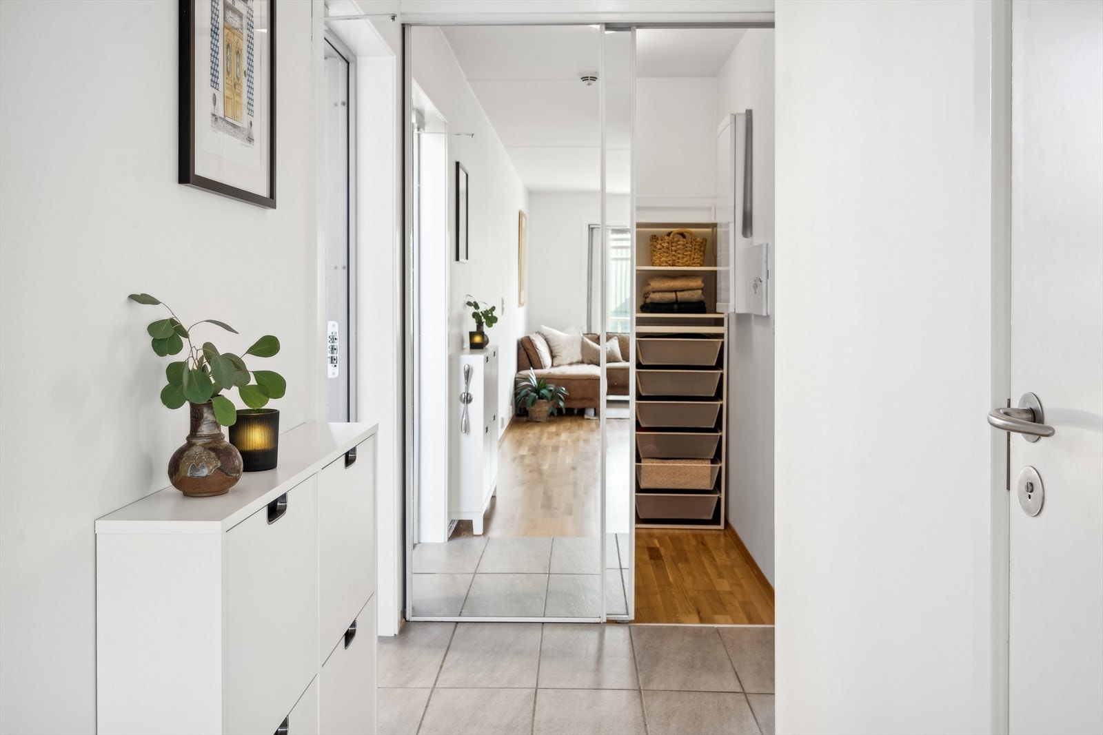 Entré/gang med gulvvarme og tilgang praktisk bod/garderobe Galleribilde
