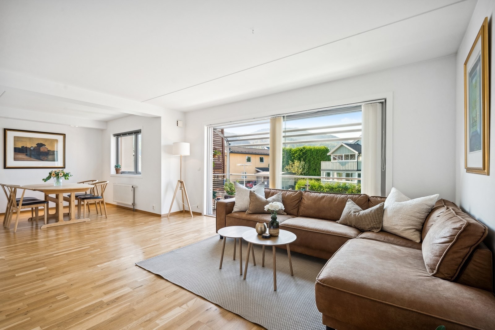 Fra stuen er det utgang til vestvendt balkong Galleribilde