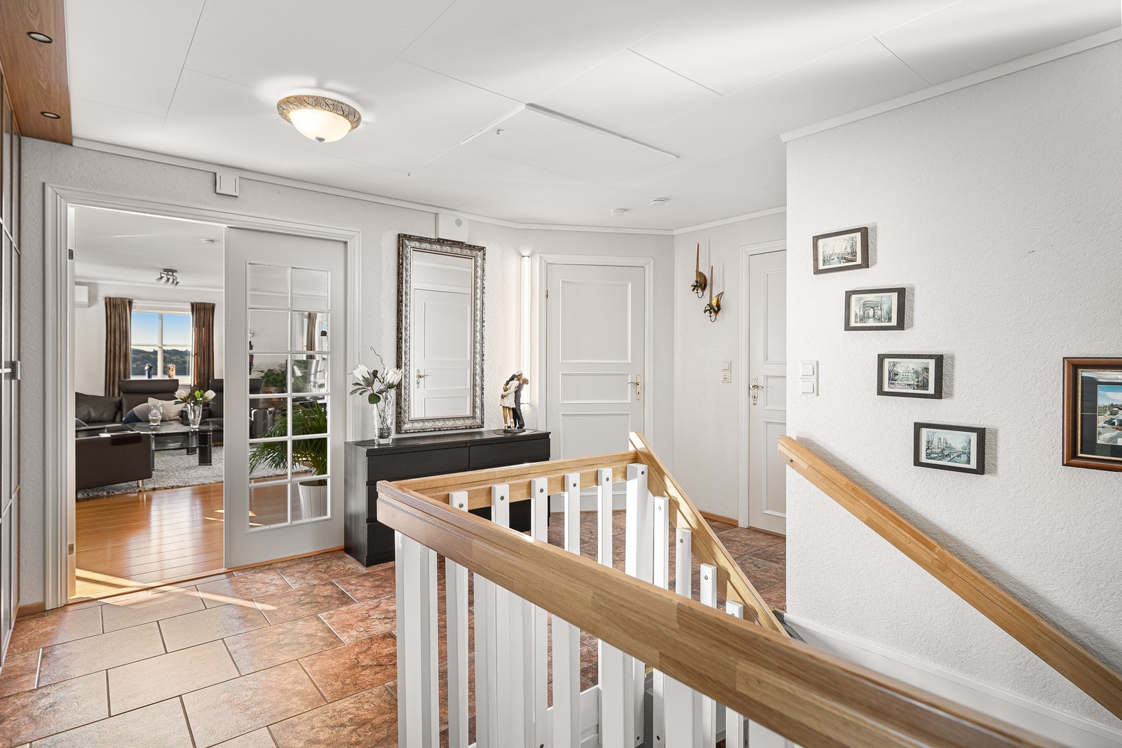 Velkommen inn! Romslig gang med stor garderobe Galleribilde