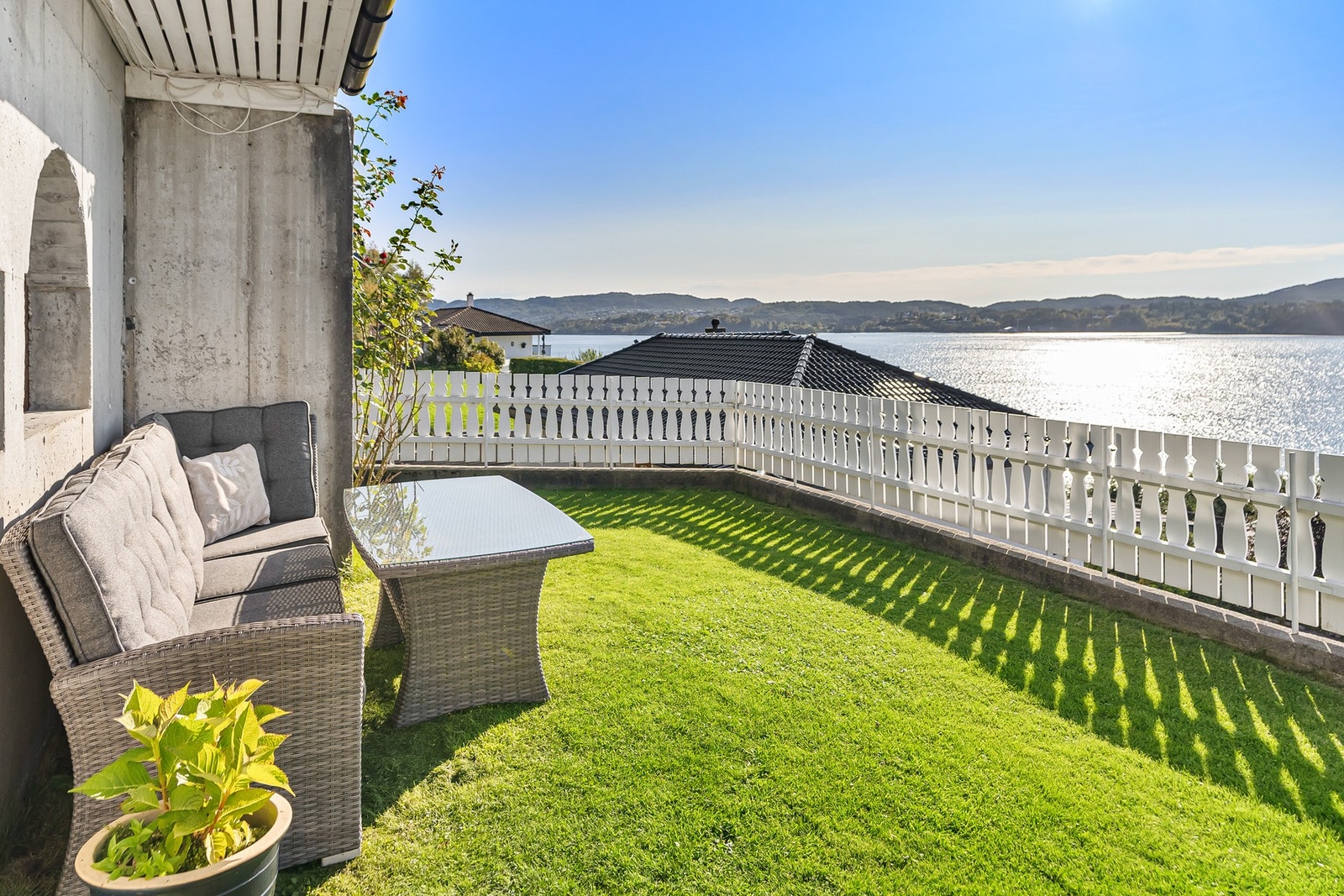 Uteplass på nedre nivå av tomten Galleribilde