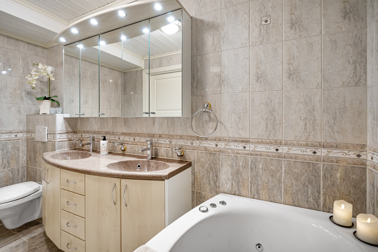 Gos størrelse og med boblebadekar Galleribilde