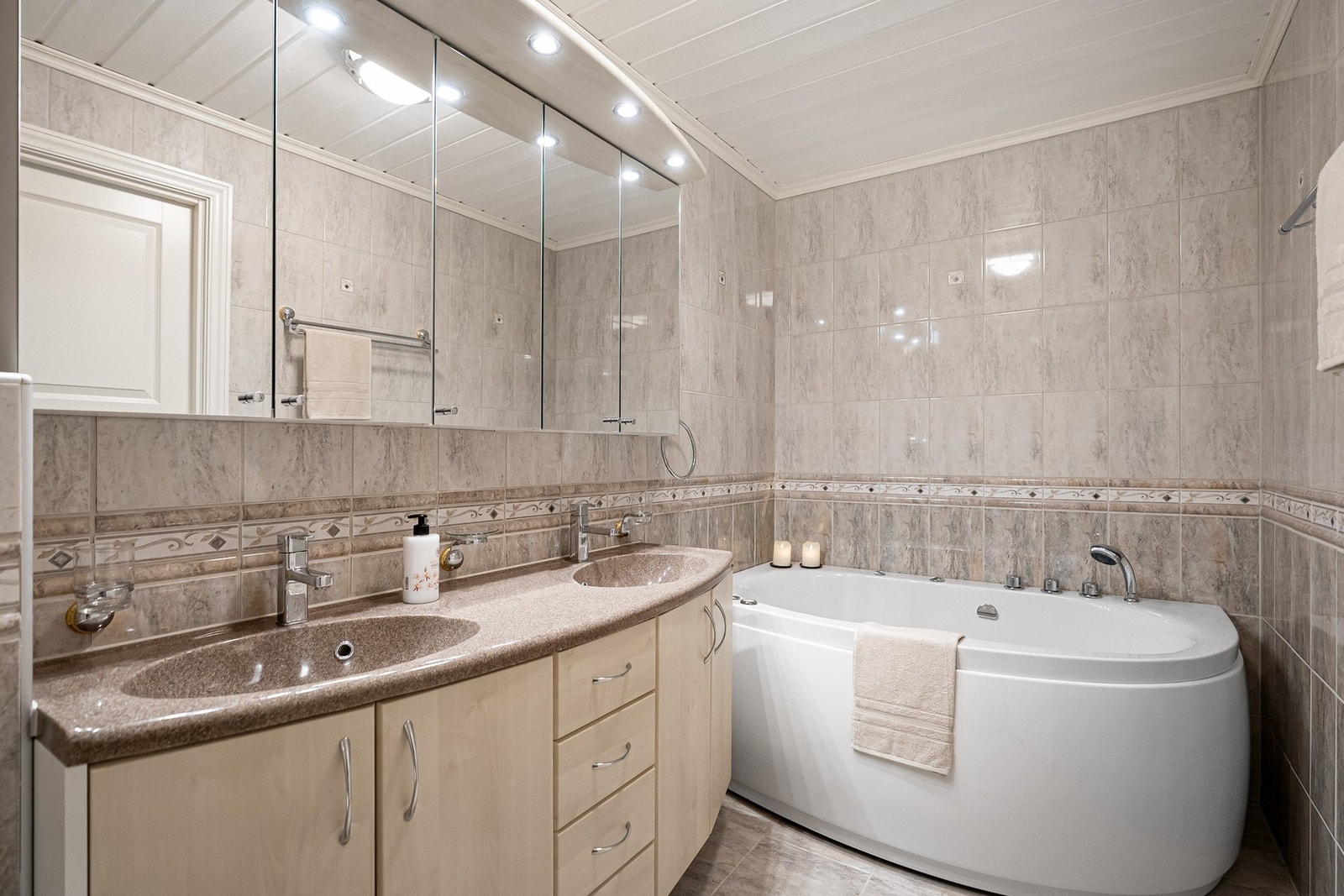 Bad i underetg. Galleribilde