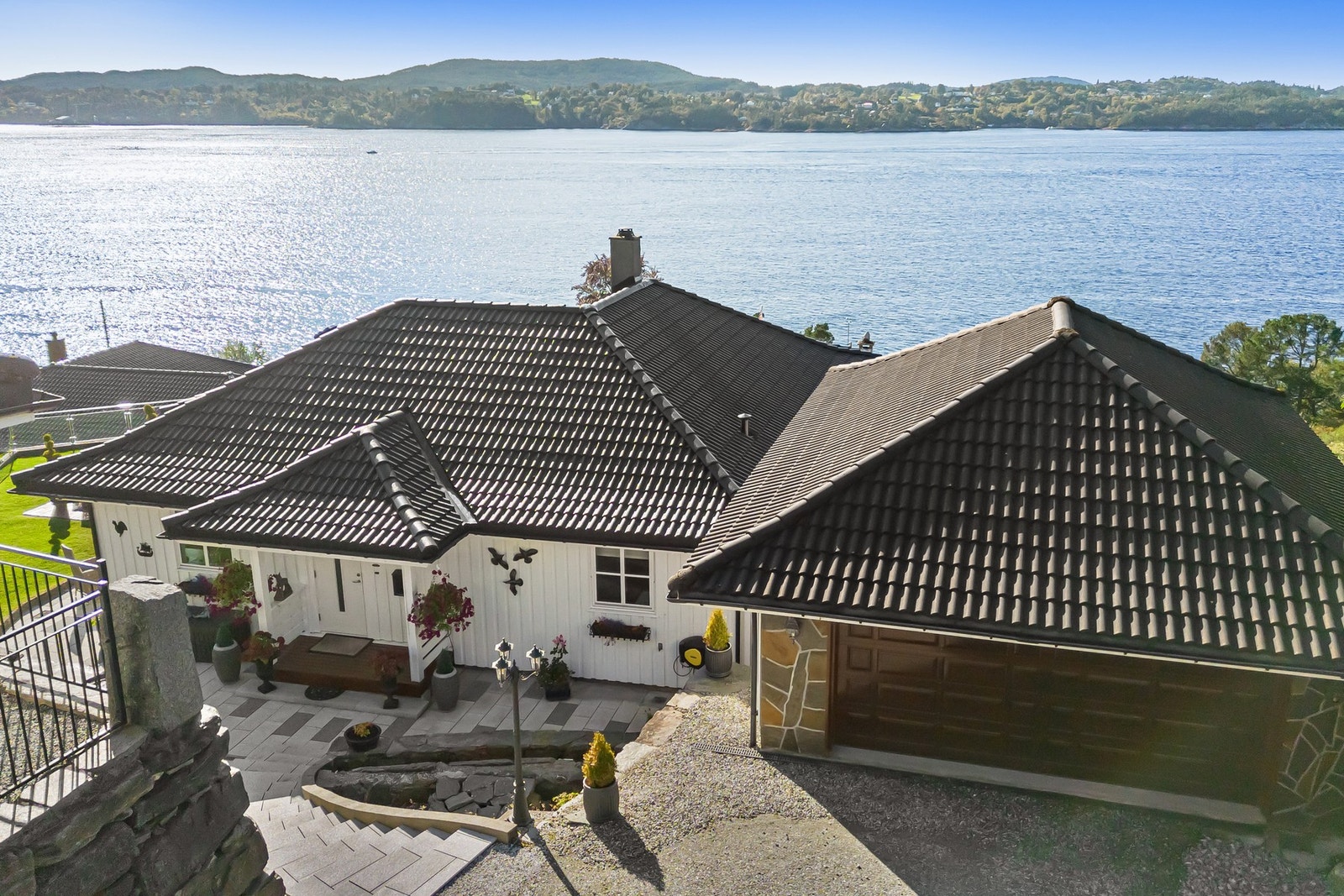 Dobbel garasje og enkel trappeadkomst til boligen. Garasje har el-billader Galleribilde