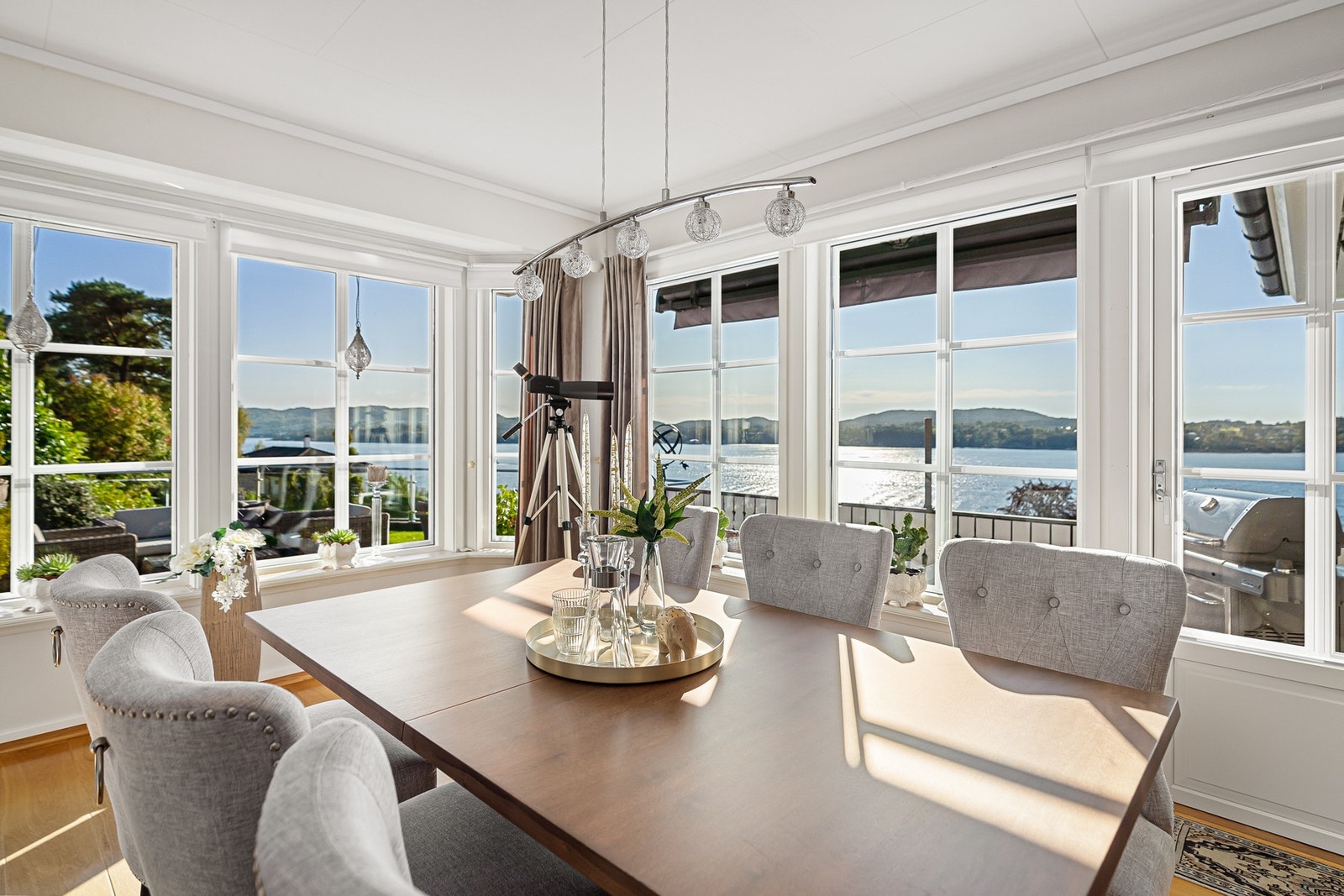 Men denne utsikten blir man sittende lenge rundt bordet Galleribilde