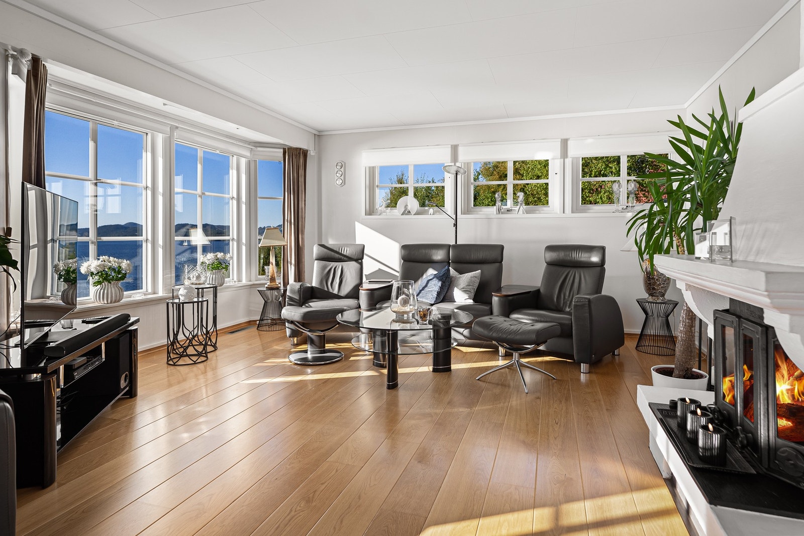 Et rikt antall vinduer og nydelig sjøutsikt Galleribilde