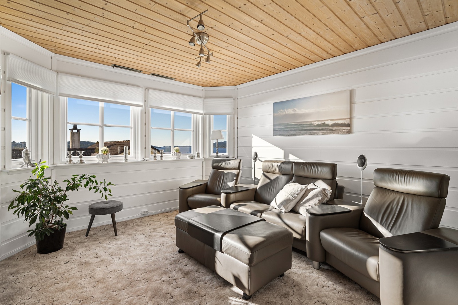 Også kjellerstue har store vinduer og sjøutsikt Galleribilde