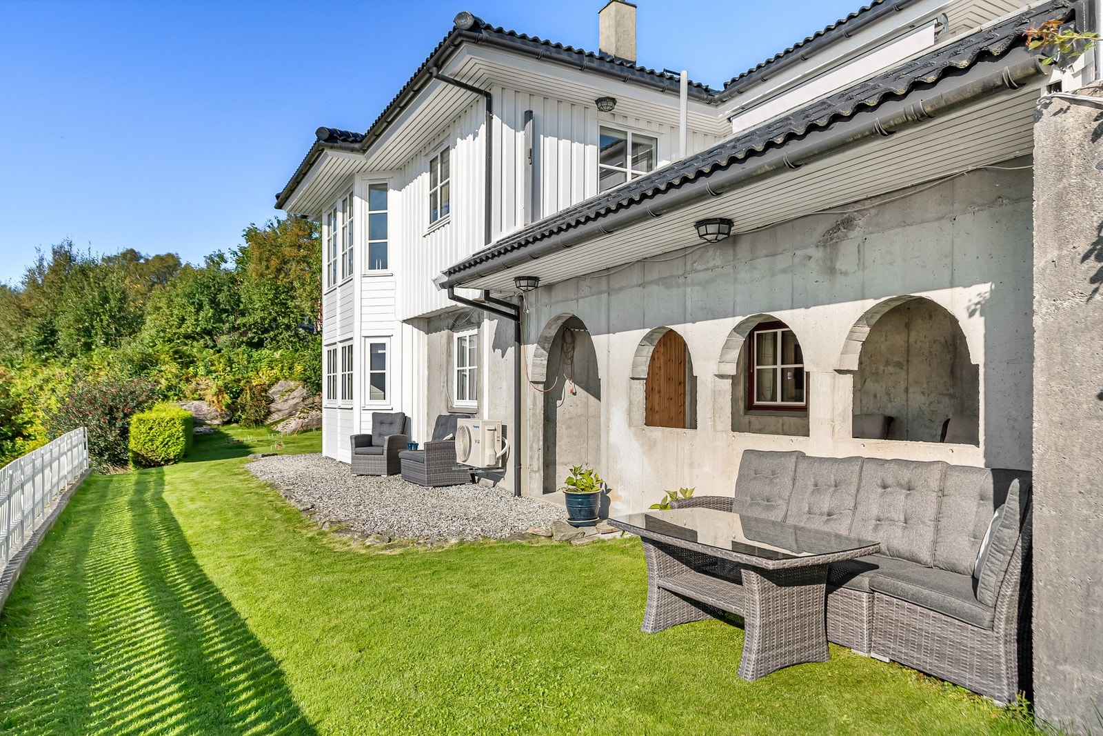 Tomt på ca 940m², opparbeidet og velstelt rundt hele boligen Galleribilde