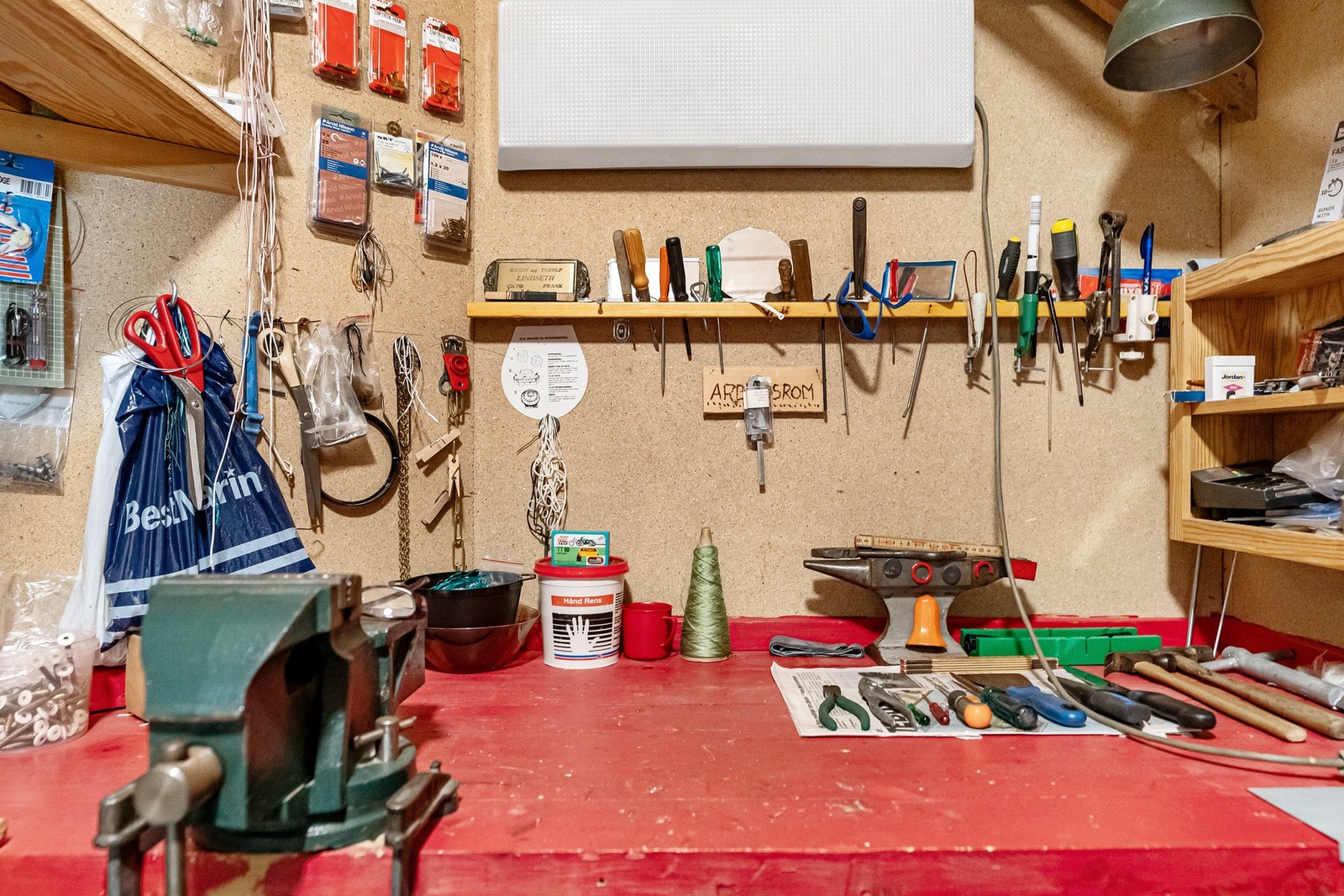 Boligen har godt med lagringsplass i boder på: 12,6 m² og 5,1 m² i tillegg til loft Galleribilde