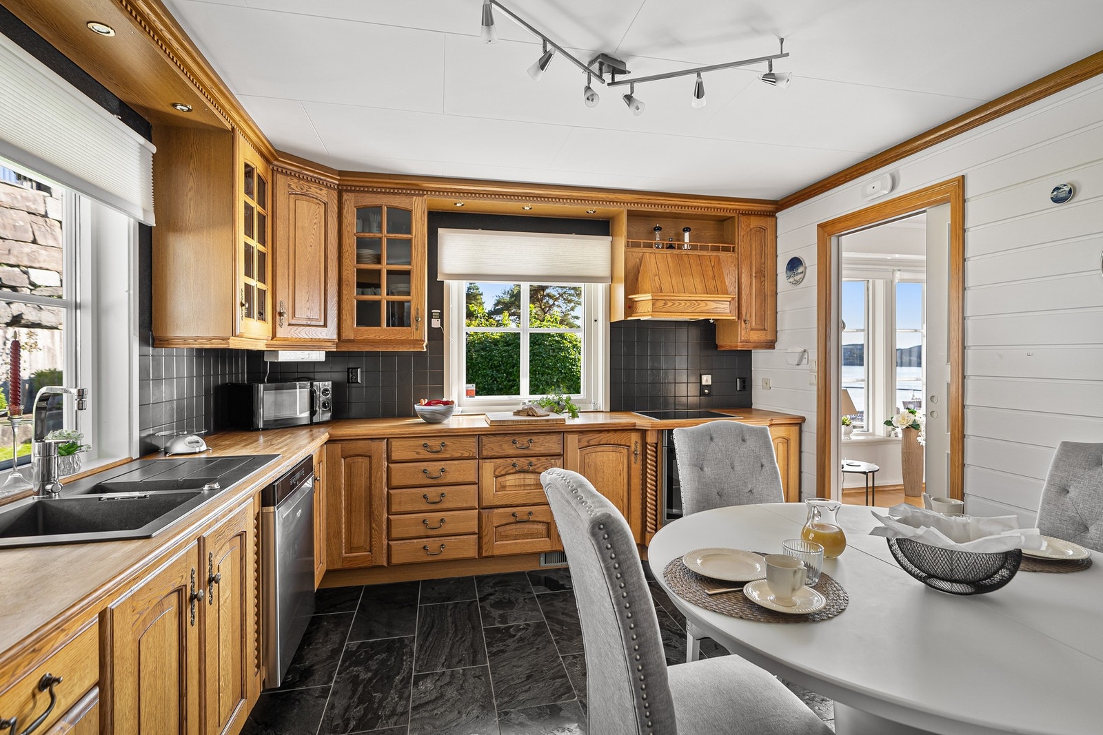 Kjøkken med spiseplass Galleribilde