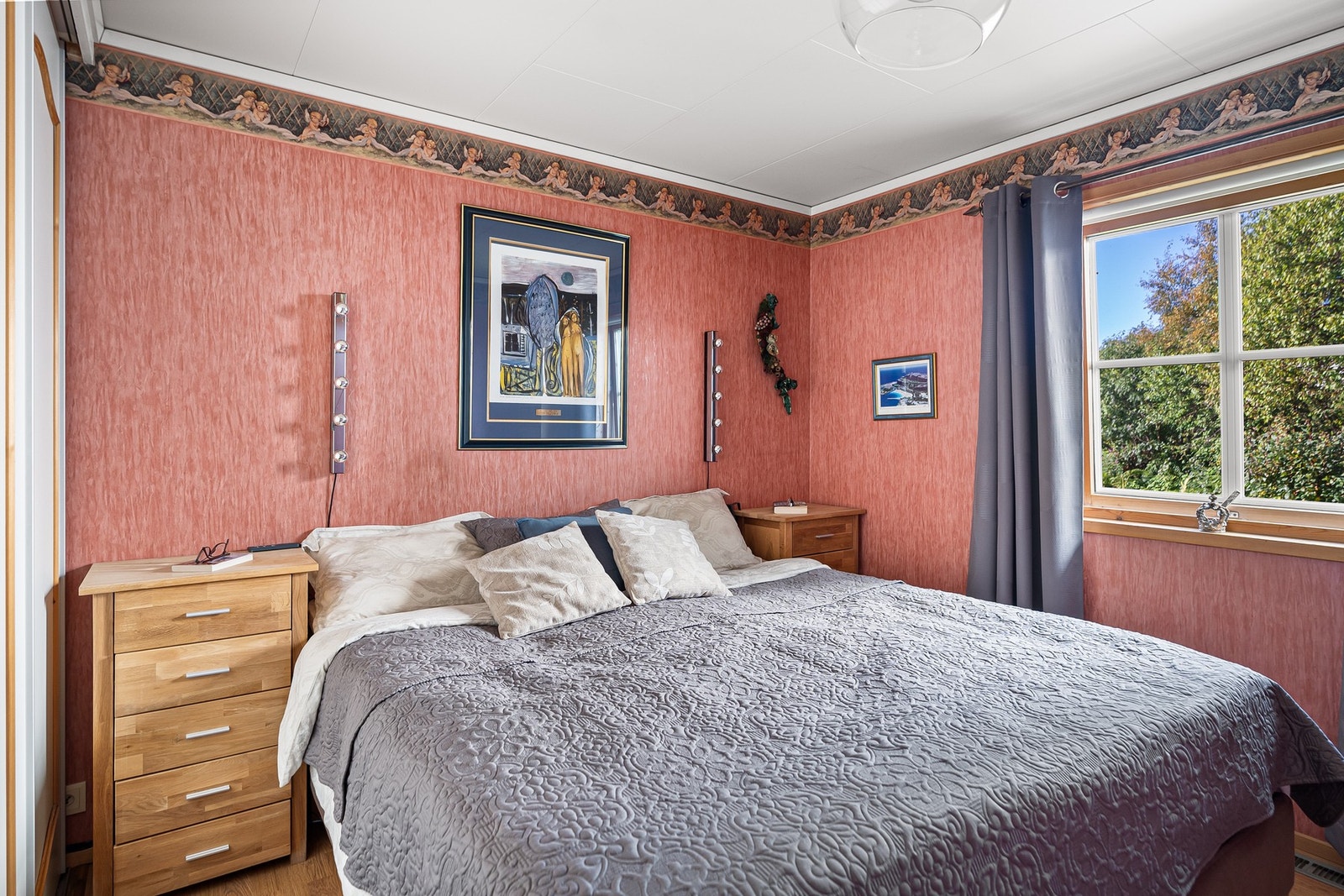 Hovedsoverom. Boligen har totalt 4 soverom Galleribilde