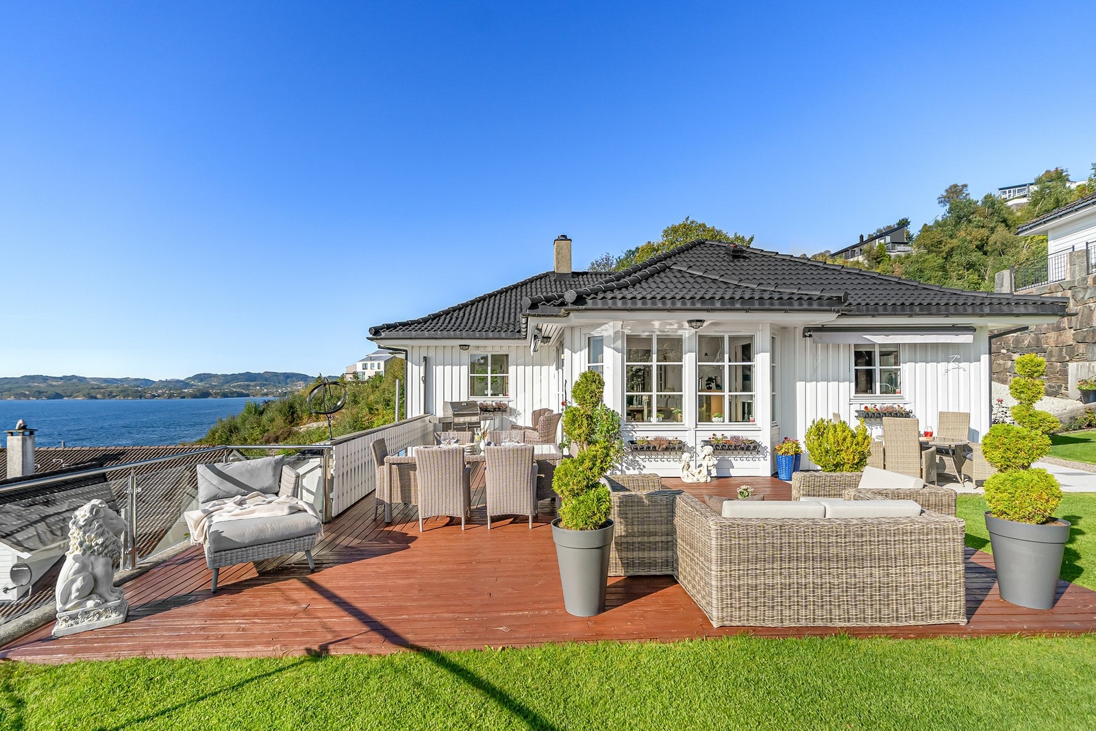 Her nytes sommeren på egen terrasse, eller i hagen som er opparbeidet i to nivåer Galleribilde