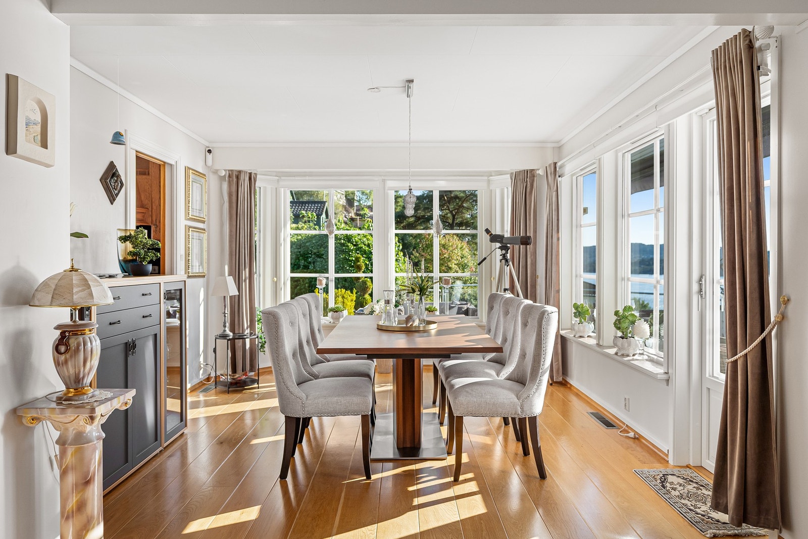 Spisestue like ved kjøkkendel Galleribilde