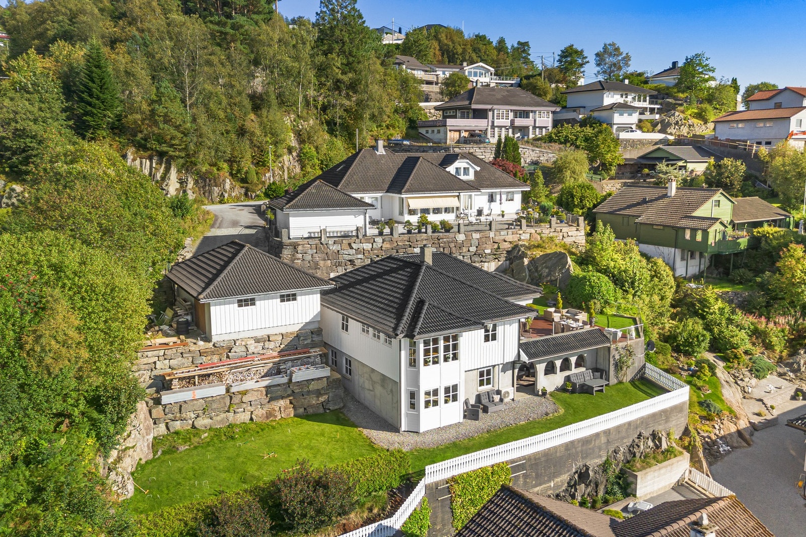 Boligen ligger i et attraktivt nabolag, godt skjermet for trafikk Galleribilde