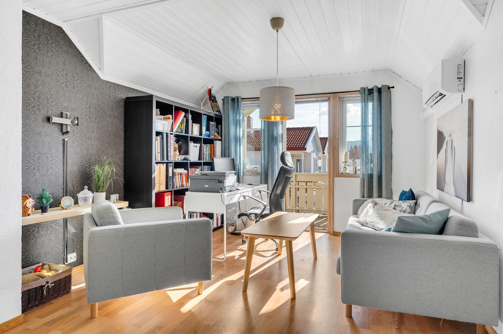 I overetasjen er det egen loftstue med utgang til balkong. Galleribilde