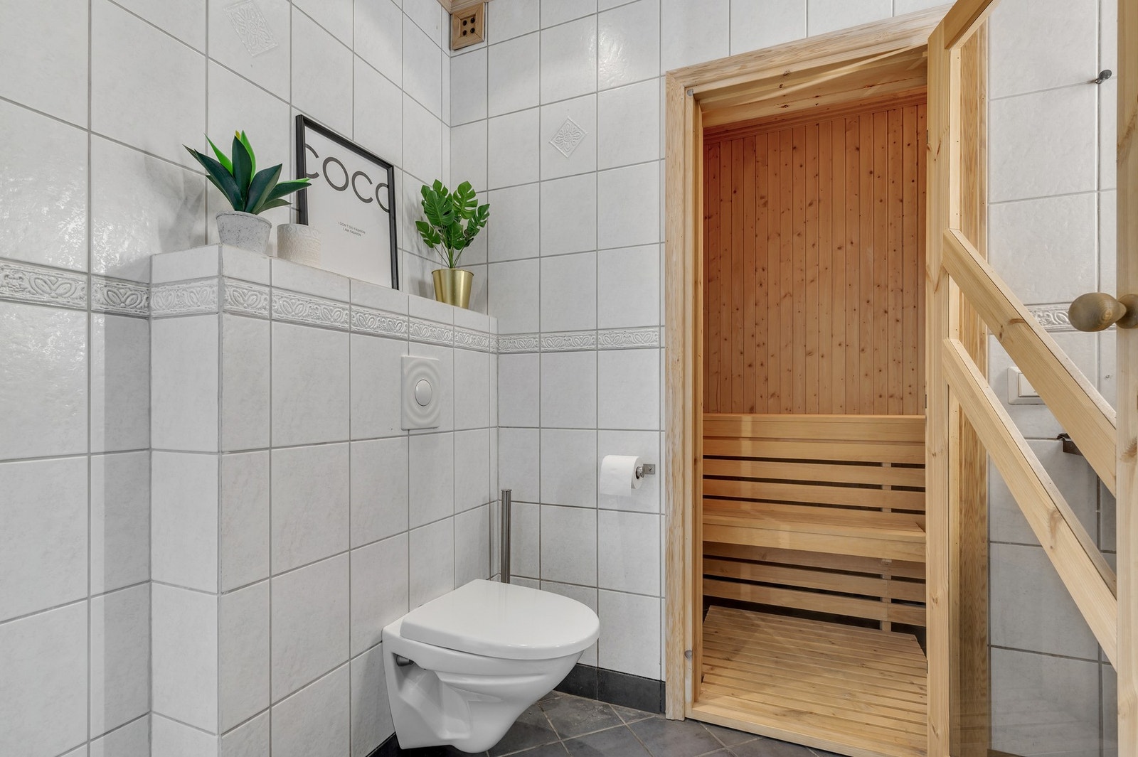 I tillegg har badet en integrert badstue, perfekt for avslapning og velvære. Galleribilde