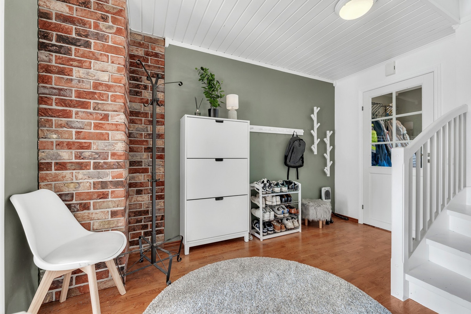 Videre inn i gangen er det godt med plass til ekstra oppbevaringsløsninger, som for eksempel skoskap eller garderobe. Galleribilde