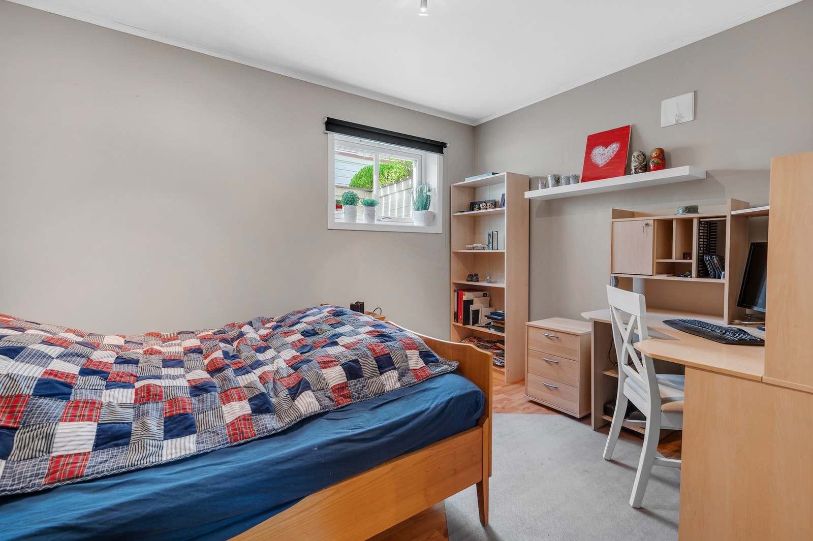 Koselig soverom med plass til dobbeltseng, skrivebord og hyller. Galleribilde