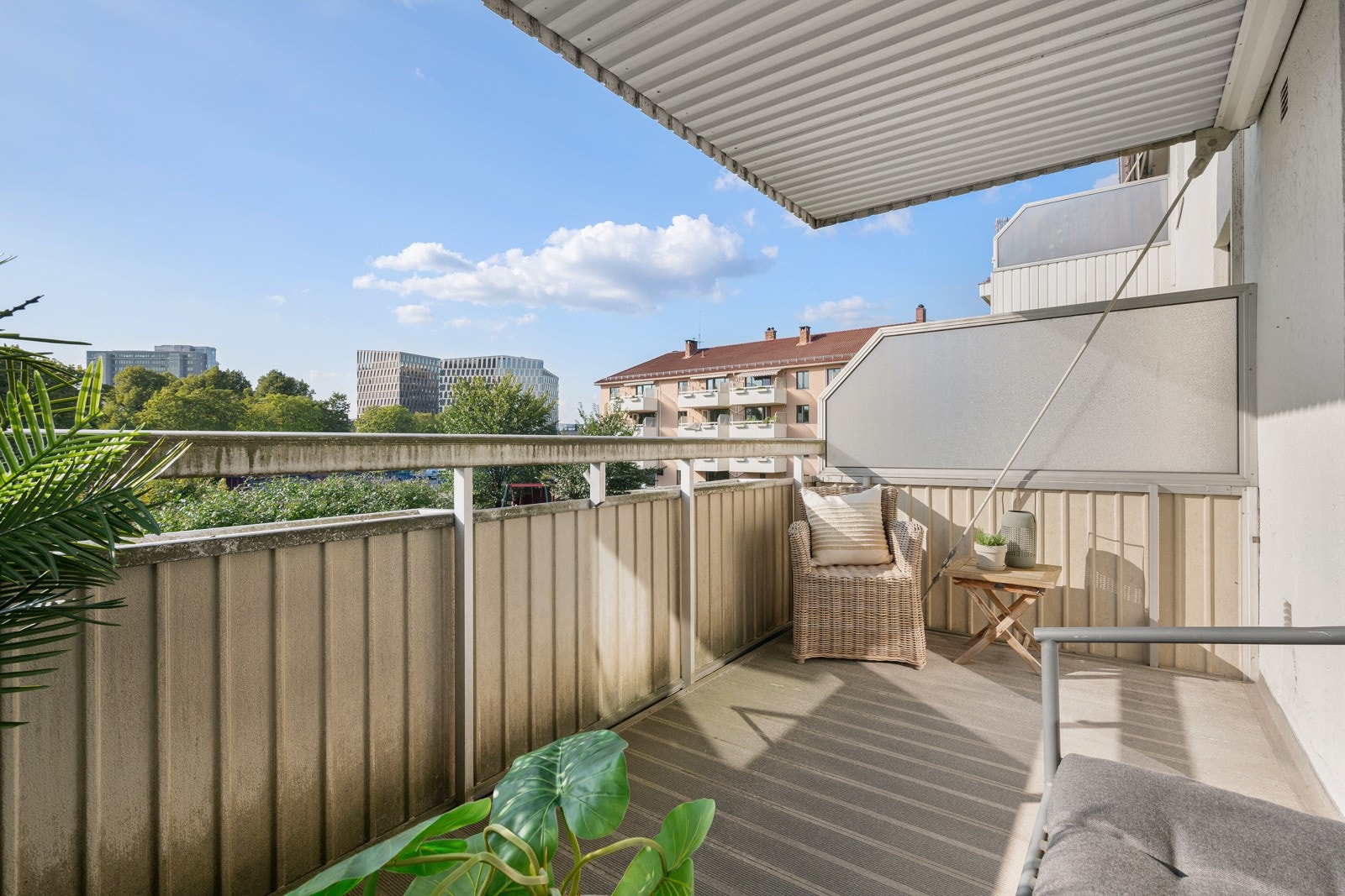 Lys og gjennomgående 3-roms beliggende i et flott boligområde på Teisen. Galleribilde