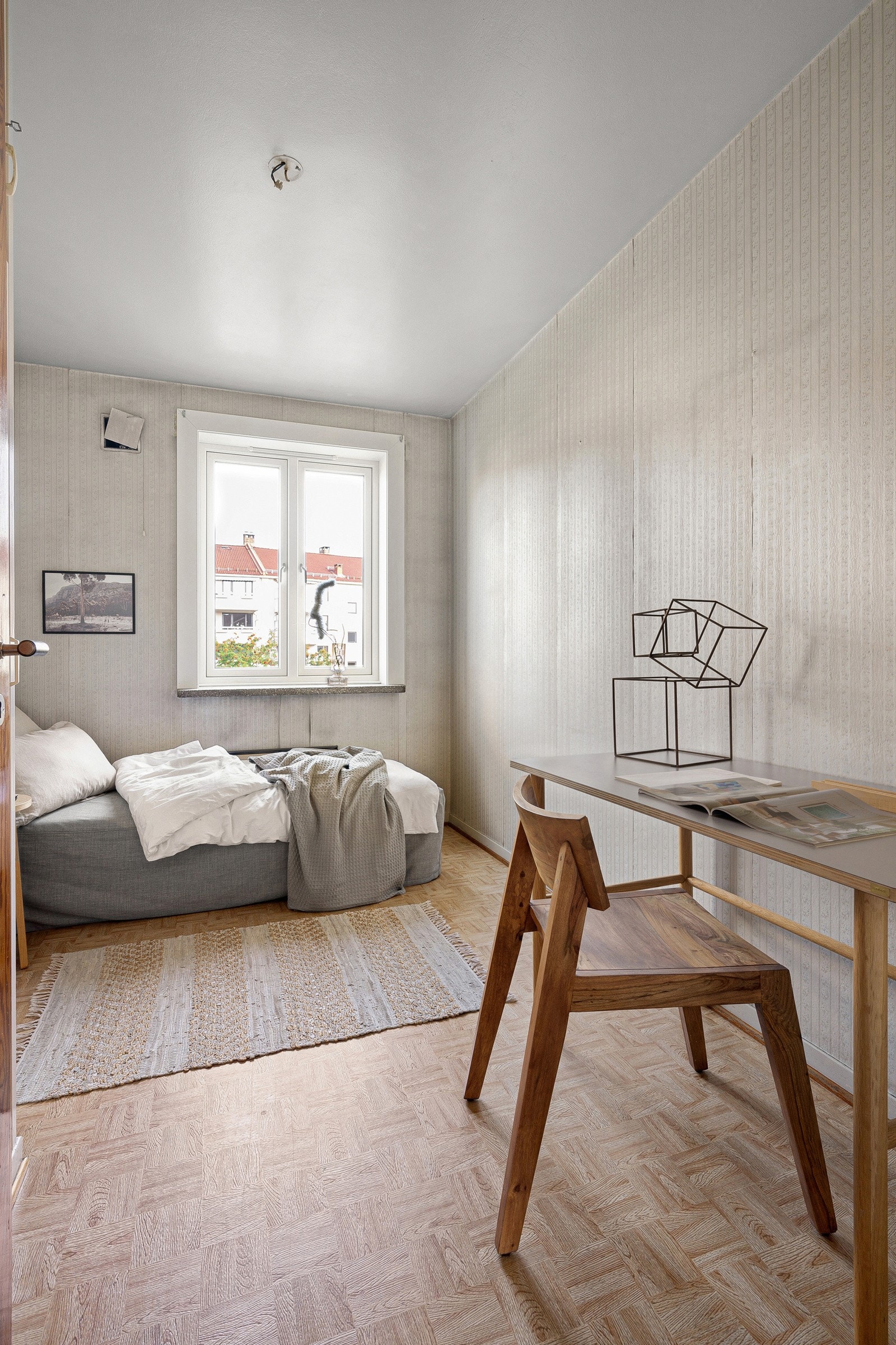 På begge rom er det god plass til dobbeltseng, nattbord, garderobeskap og øvrig soveromsmøblement. Galleribilde