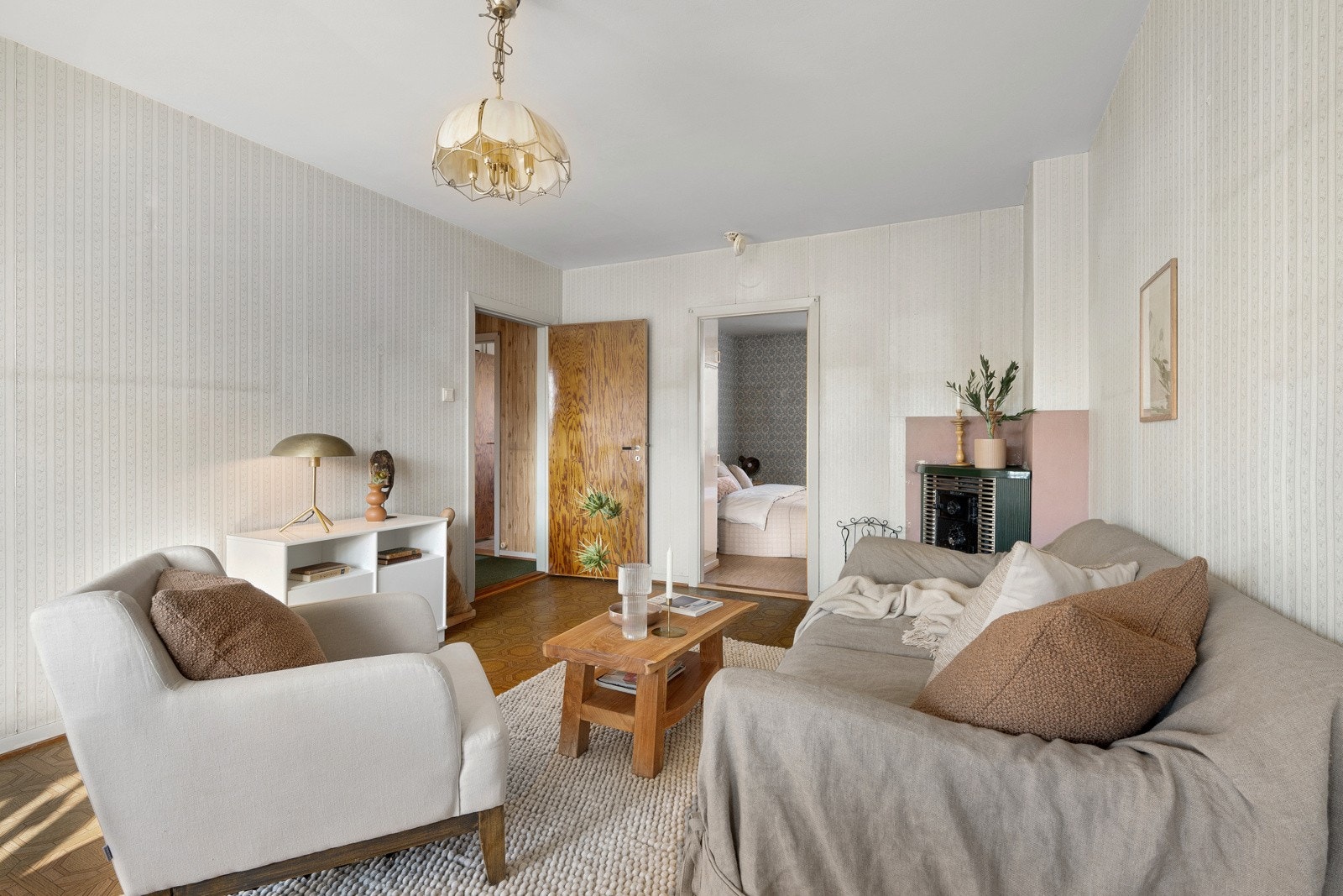 Her er det god plass til sofagruppe, bord, TV-løsning og spisebord. Galleribilde