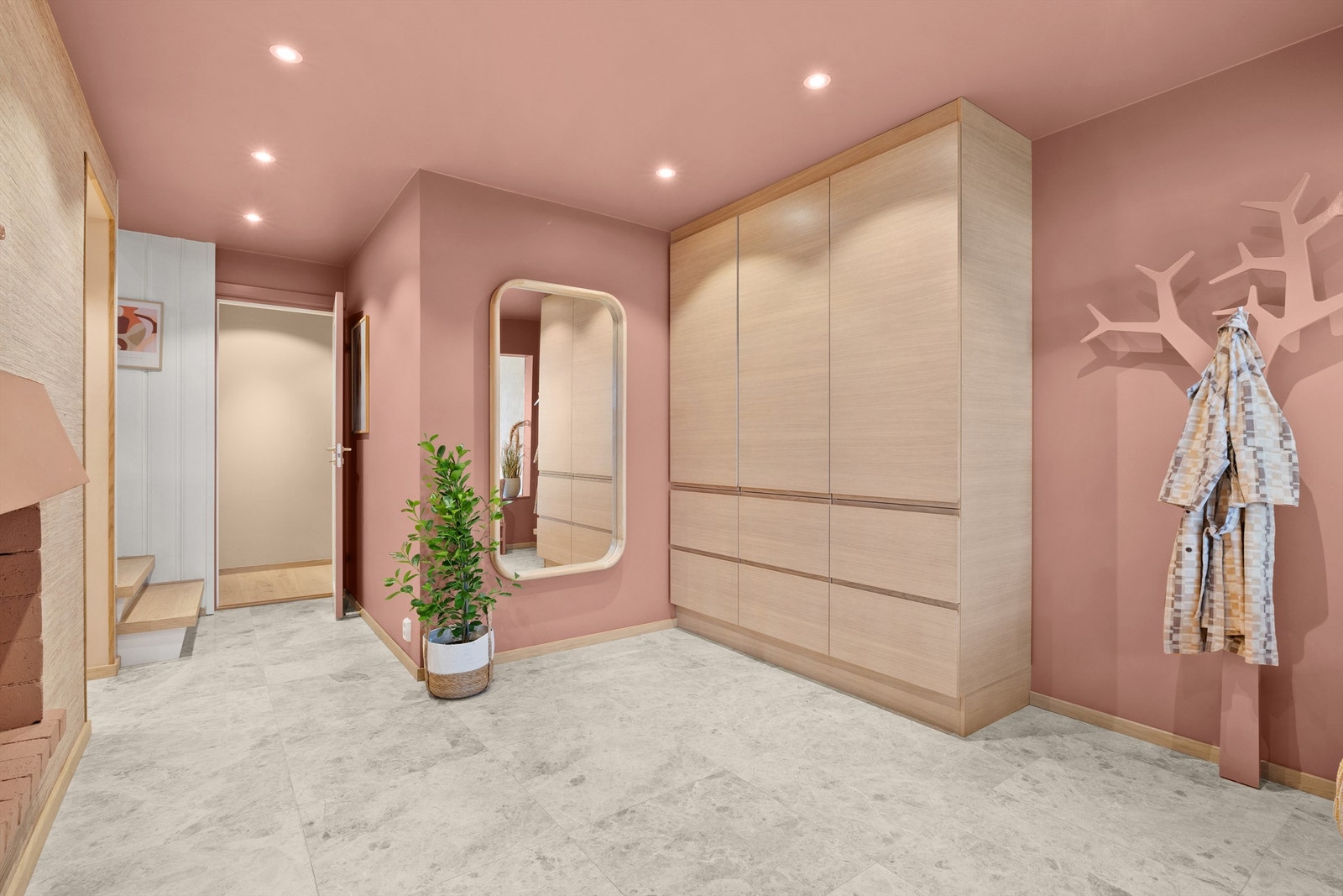 Hall/stue i u. etasjen med lekre fliser i størrelsen 60x60. Varme i gulv og downlights. Galleribilde