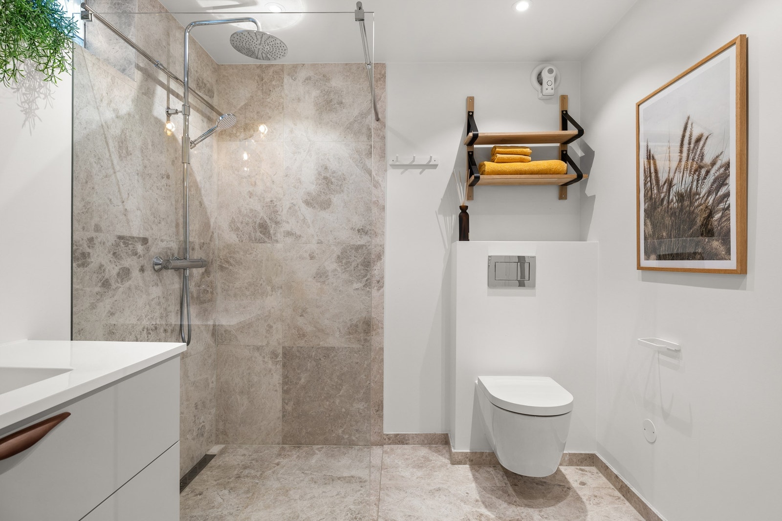 Dusjnisje og vegghengt toalett. Galleribilde