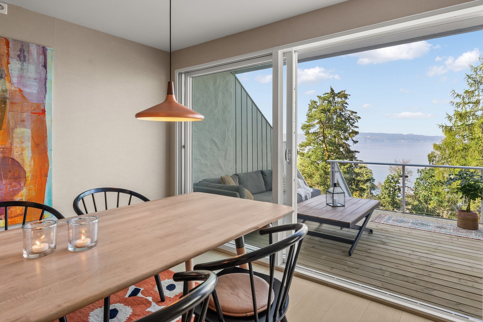 Stor skyvedør fra spisestue til den delvis overbygde terrassen. Galleribilde