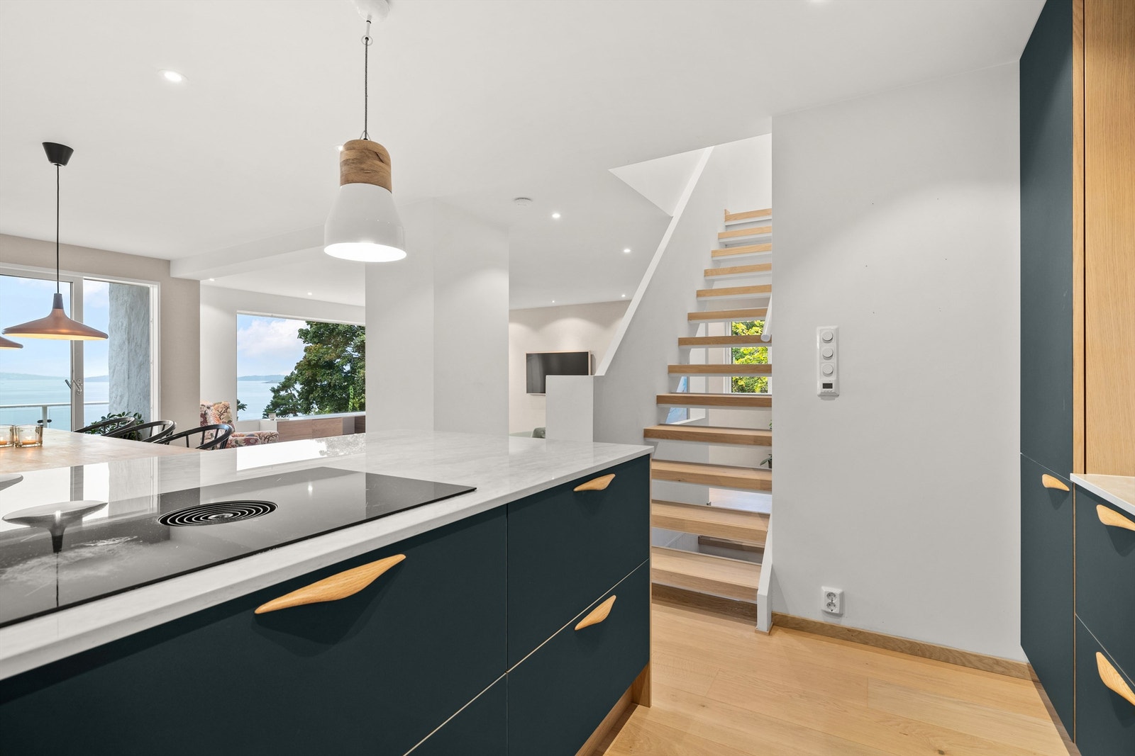 Kjøkken mot trappeløp. Galleribilde