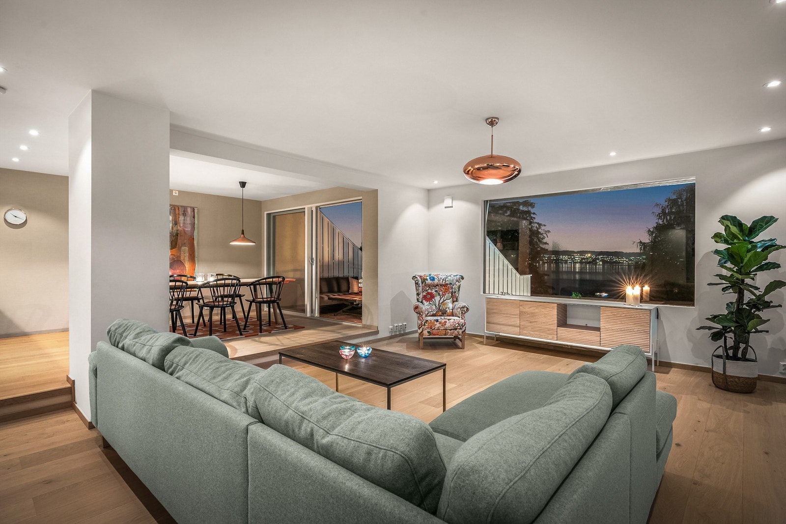 Boligens 2. etasje bestående av stue, spisestue og kjøkken. Galleribilde