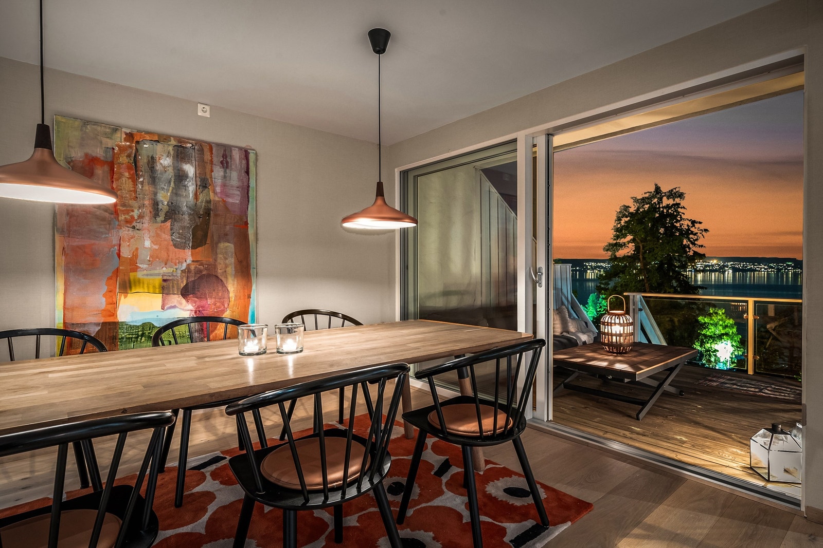 Spisestue mot terrasse - kveldstid. Galleribilde