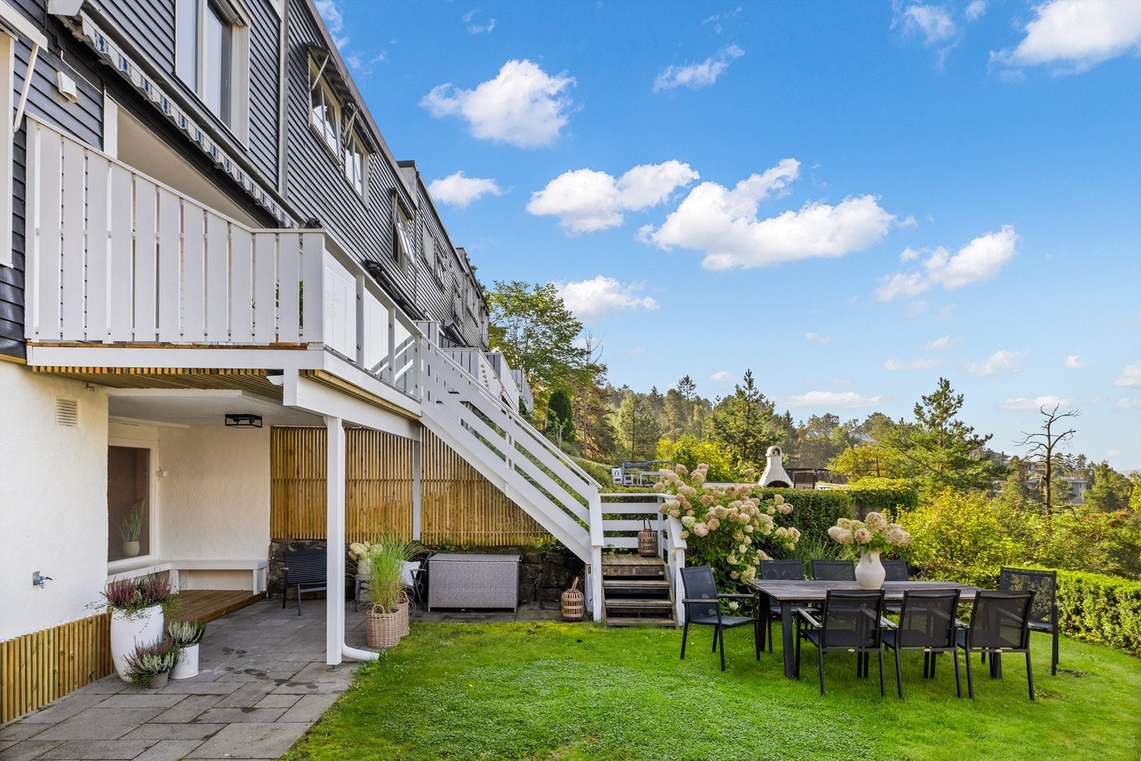 Inngangsparti og hage. Galleribilde