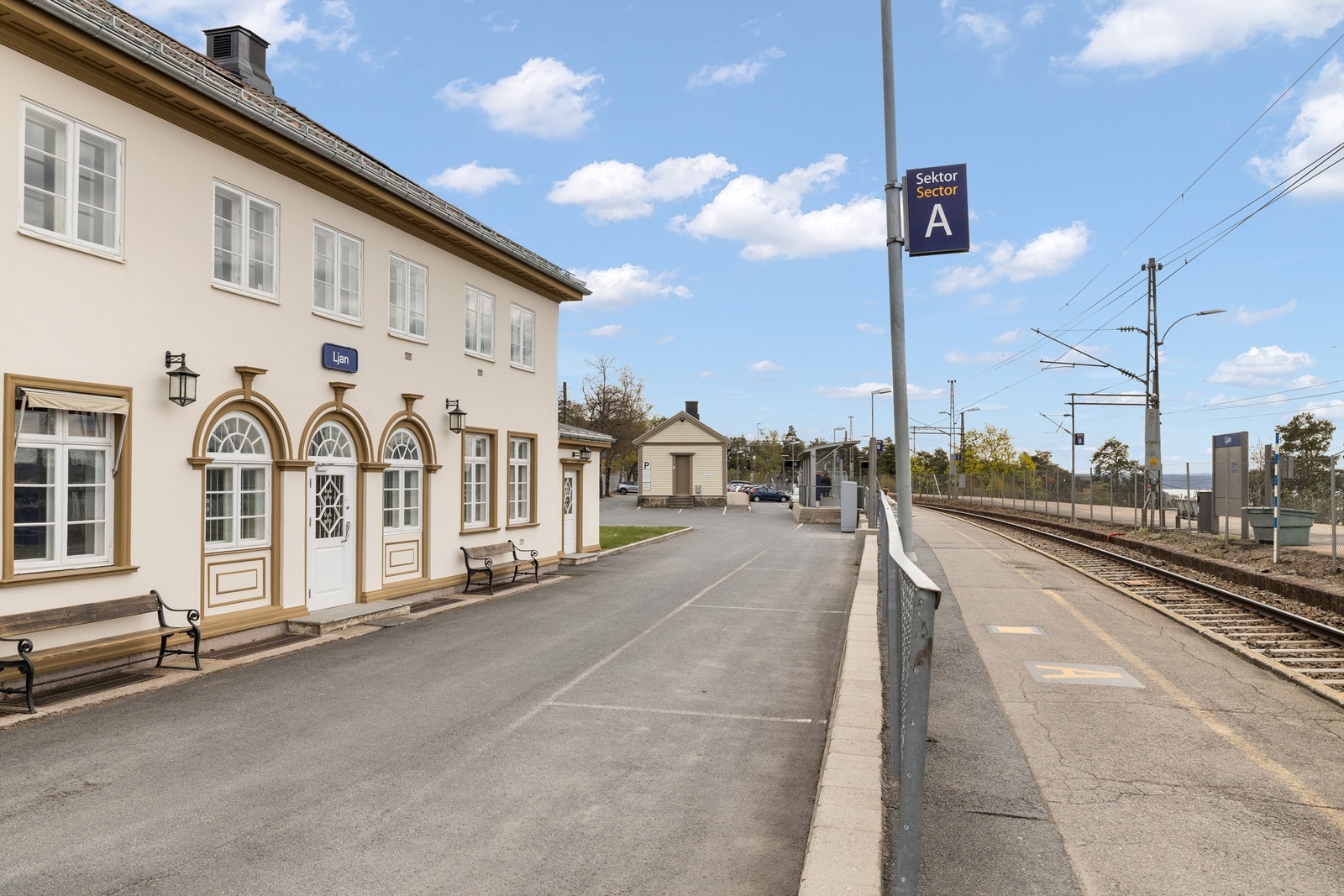 Kun ca et par minutter å gå til Ljan togstasjon. Det er også kort vei til bussholdeplass i Ljabruveien Galleribilde