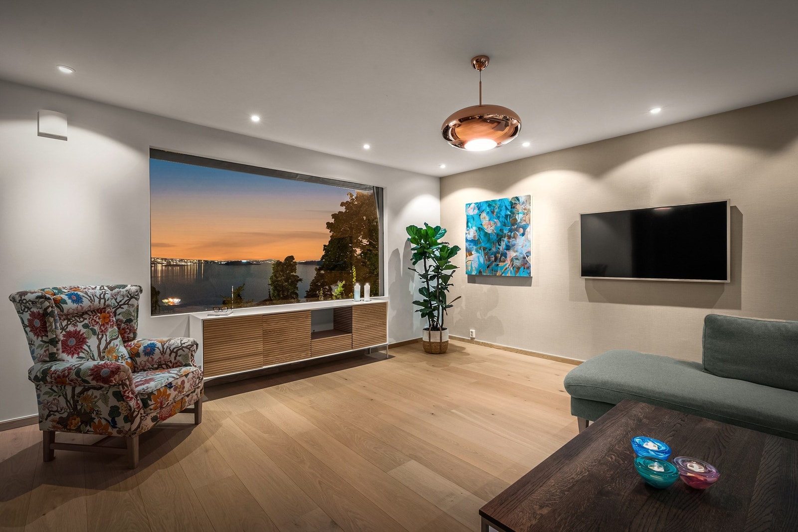 Flott utsikt fra stuen - kveldstid. Galleribilde