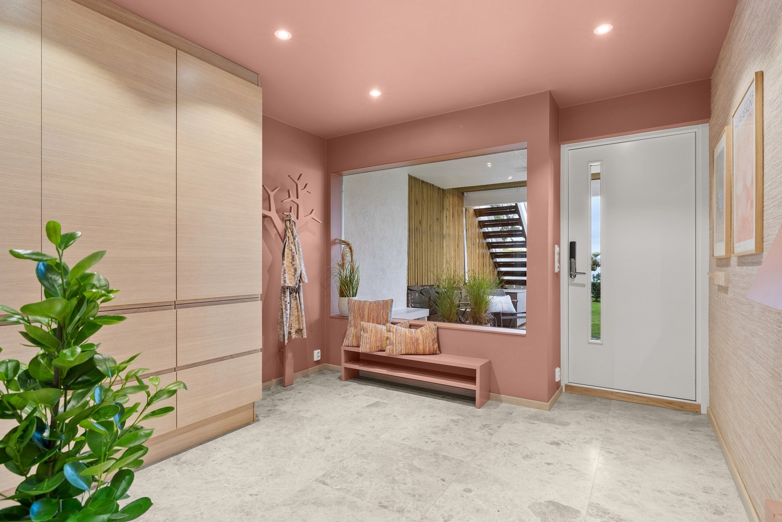 Hall/stue i u. etasjen med stor garderobe. Galleribilde