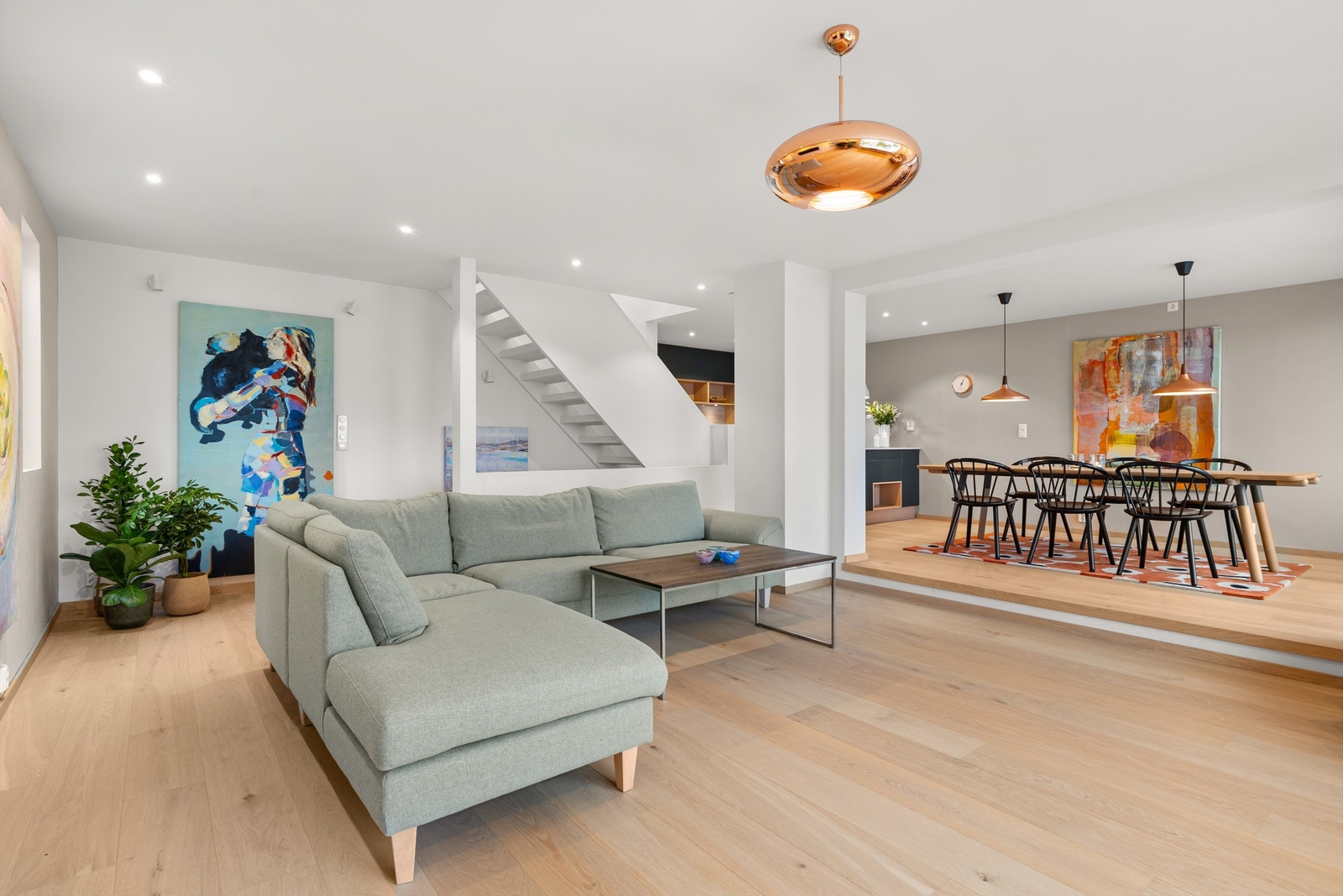 Stue mot spisestue, kjøkken og trappeløp. Galleribilde