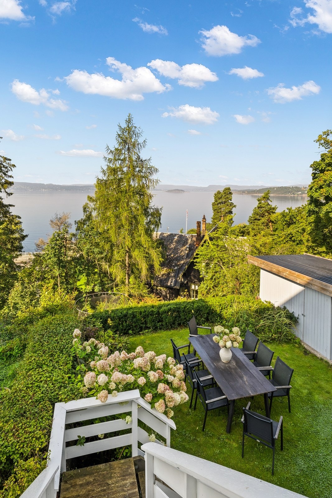 Fra terrassen er det trapp ned til hagen. Galleribilde