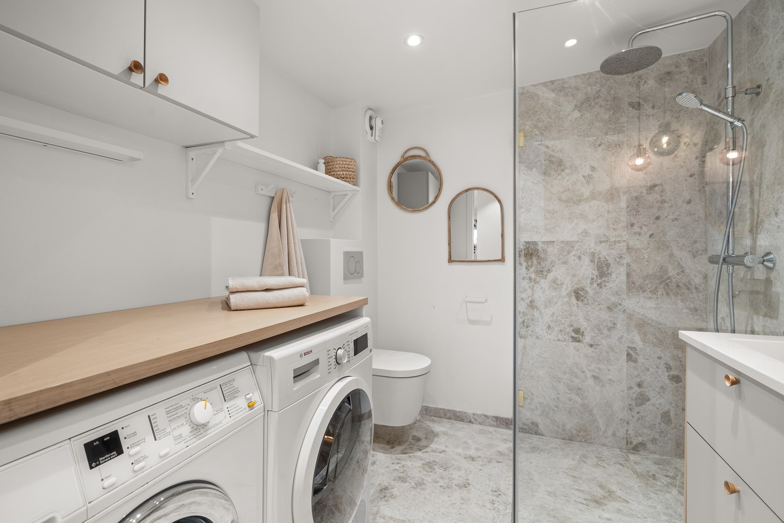 Praktisk plassering av vaskemaskin og tørketrommel. Galleribilde